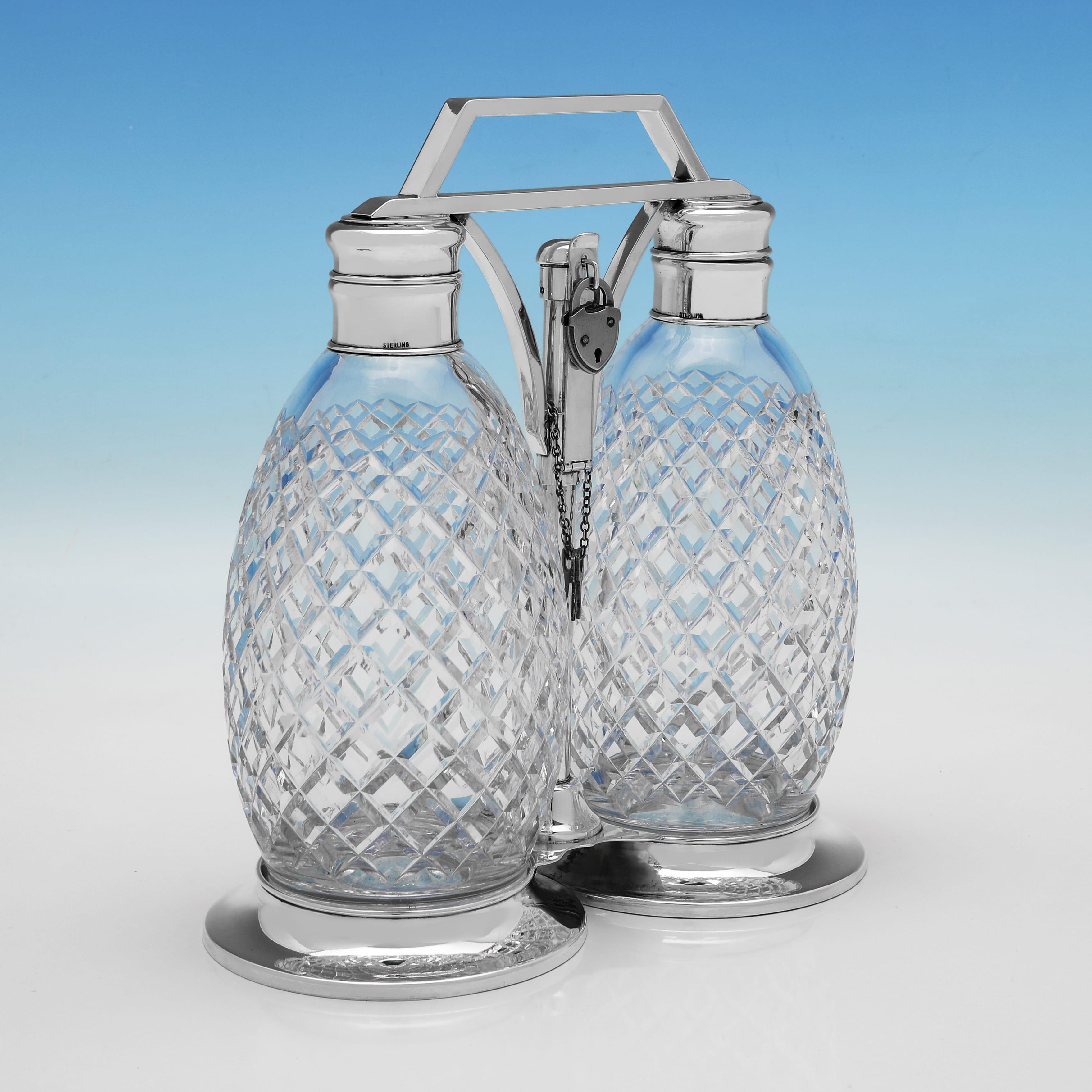 Fabricado hacia 1950 por Tiffany & Co., este elegante y bien construido tantalio de plata de ley y cristal tallado presenta dos decantadores de cristal de formas elegantes alojados en un estilizado marco de plata. Los decantadores están fabricados