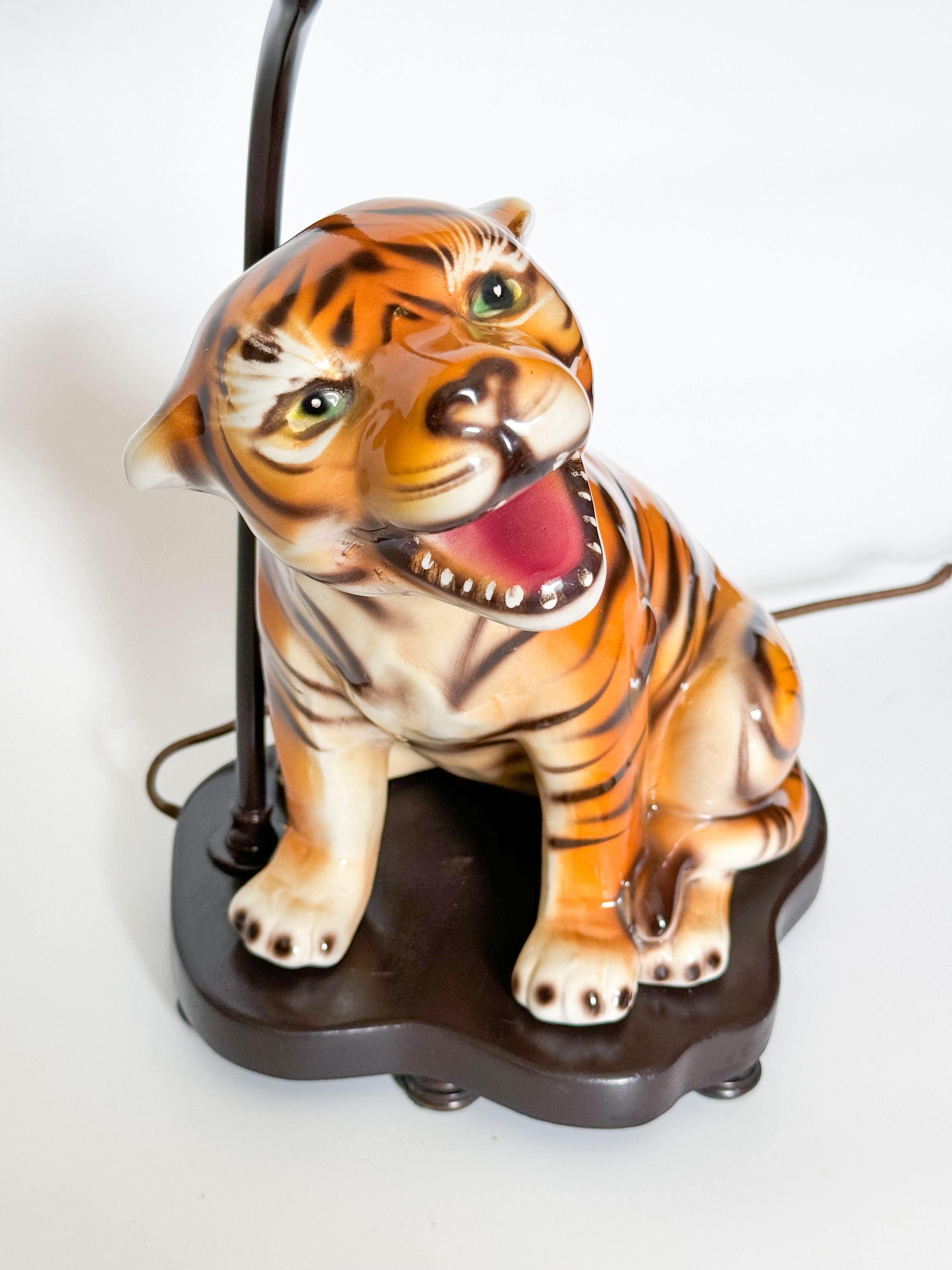 Lámpara de sobremesa de cerámica Mid Century Tiger Cat Portuguesa Años 70 Moderno de mediados de siglo en venta
