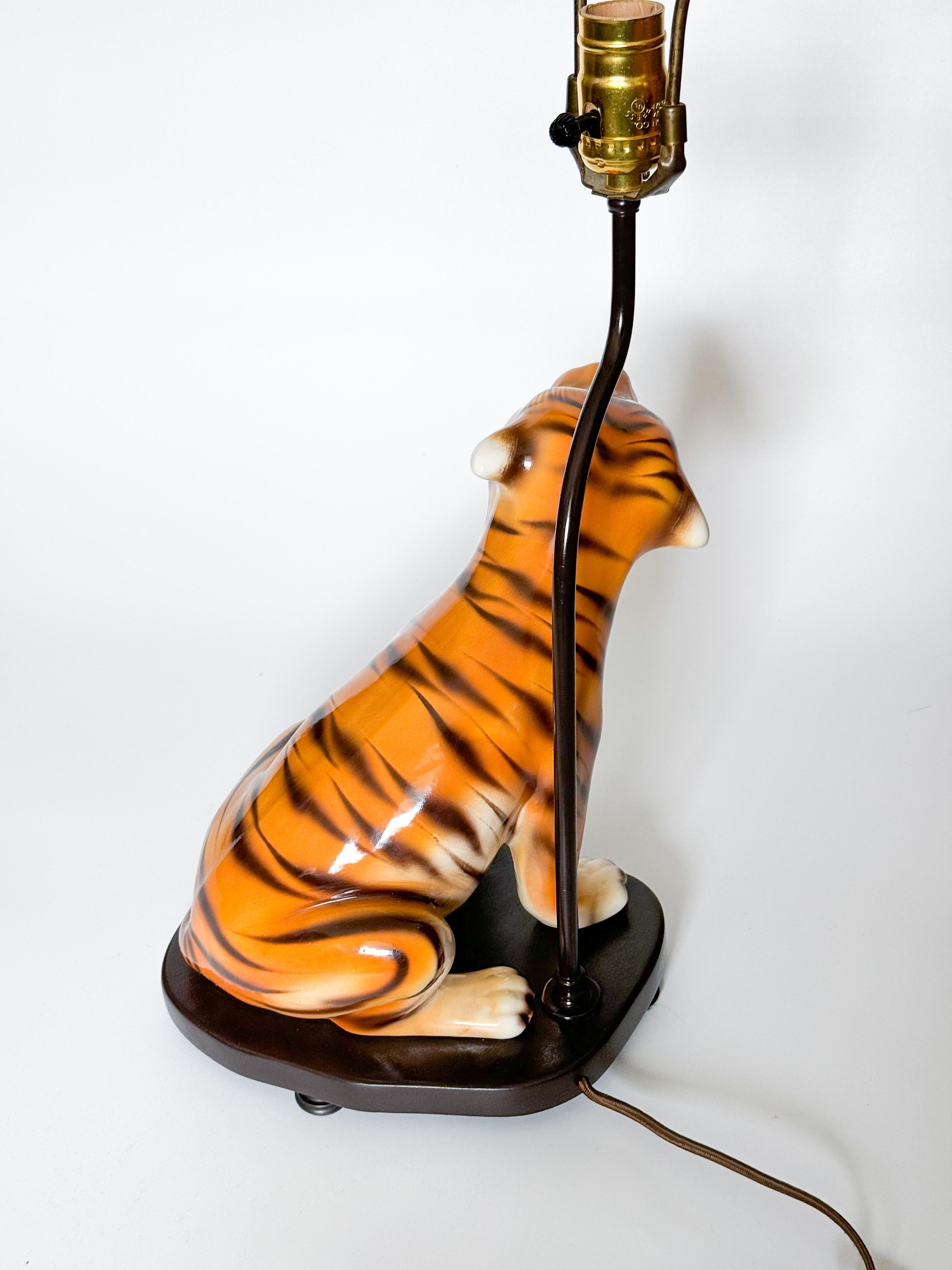 Lámpara de sobremesa de cerámica Mid Century Tiger Cat Portuguesa Años 70 Portugués en venta