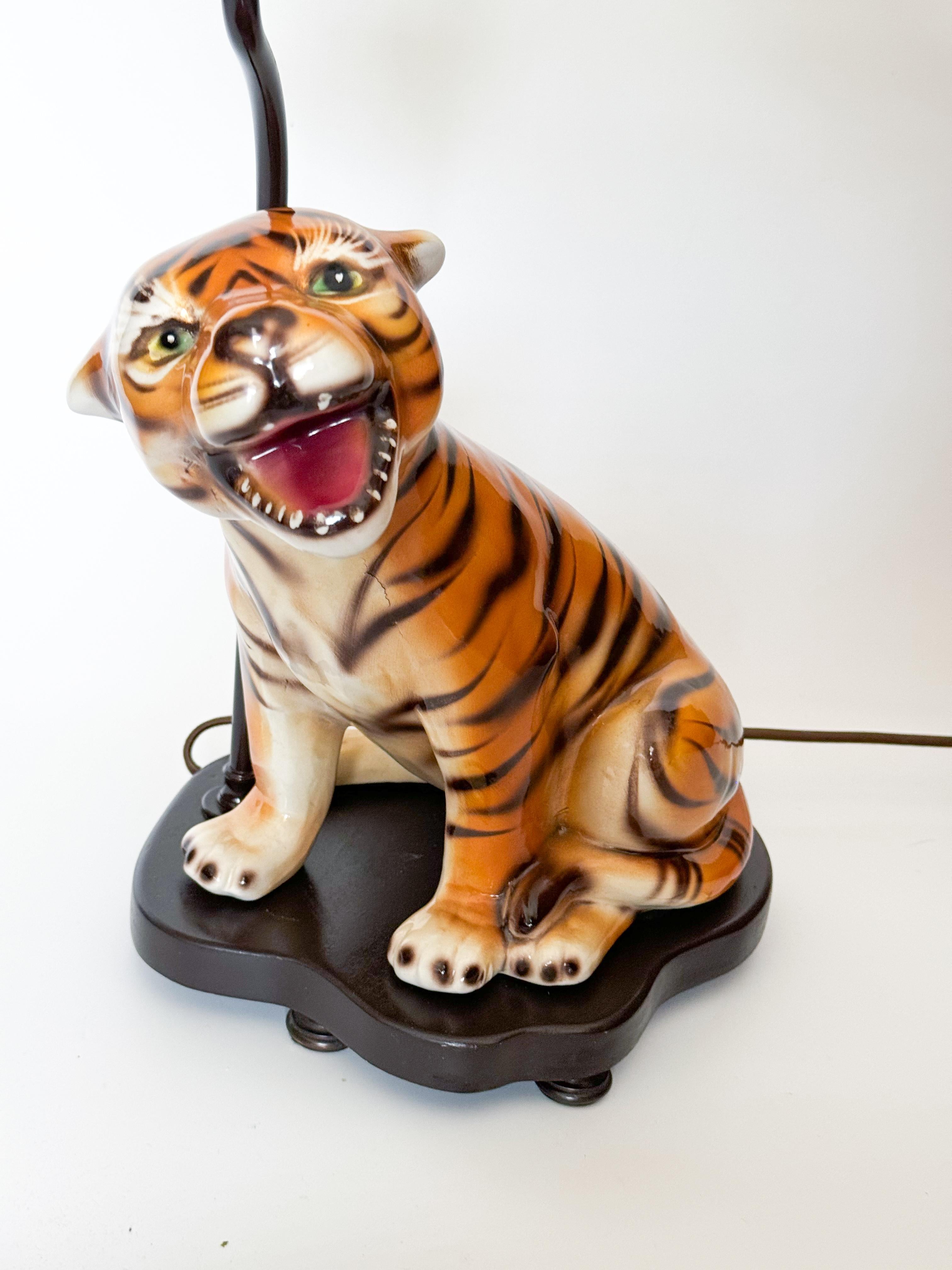 Lámpara de sobremesa de cerámica Mid Century Tiger Cat Portuguesa Años 70 Pintado a mano en venta
