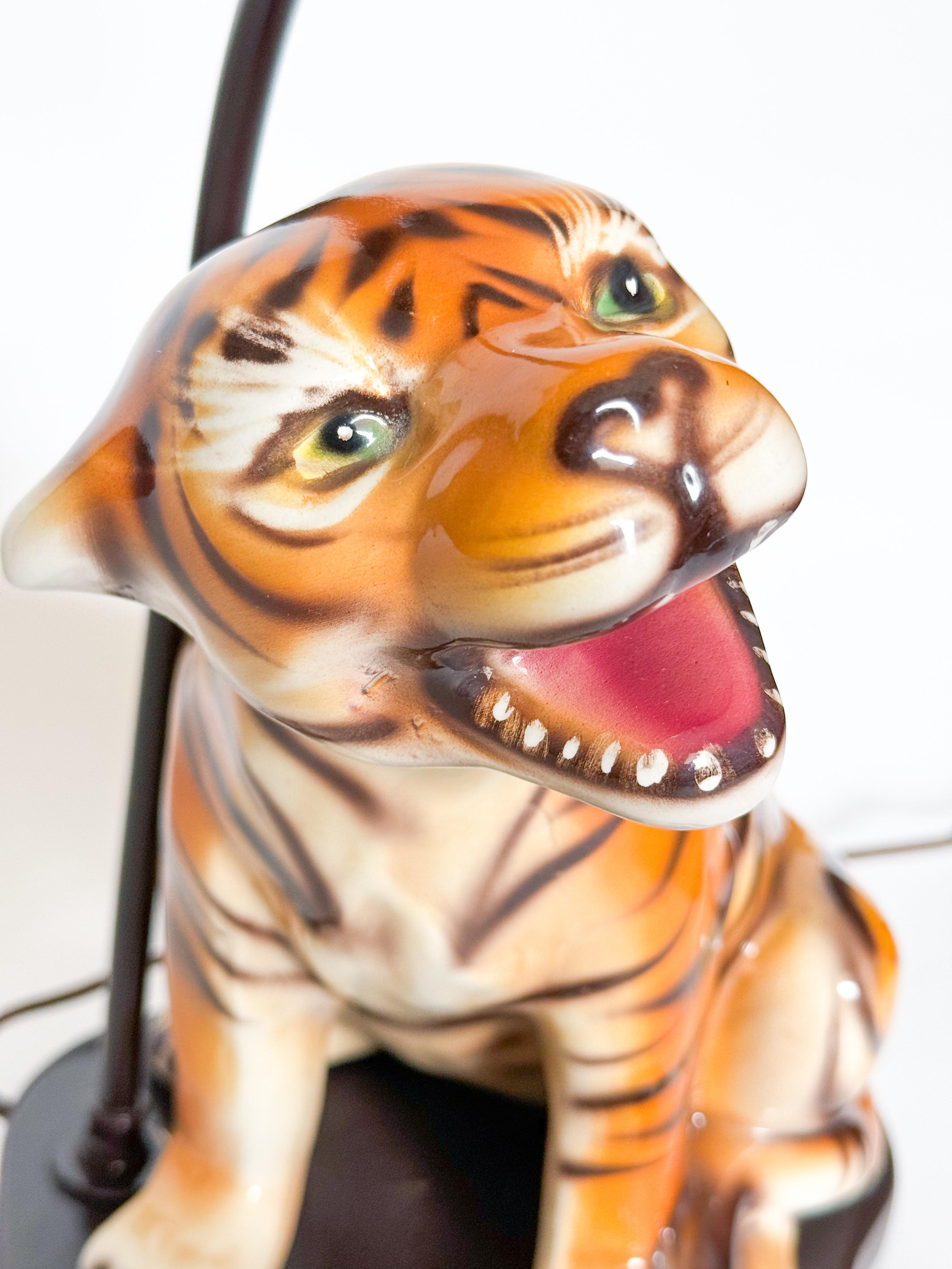 Lámpara de sobremesa de cerámica Mid Century Tiger Cat Portuguesa Años 70 en Bueno estado para la venta en Toronto, CA