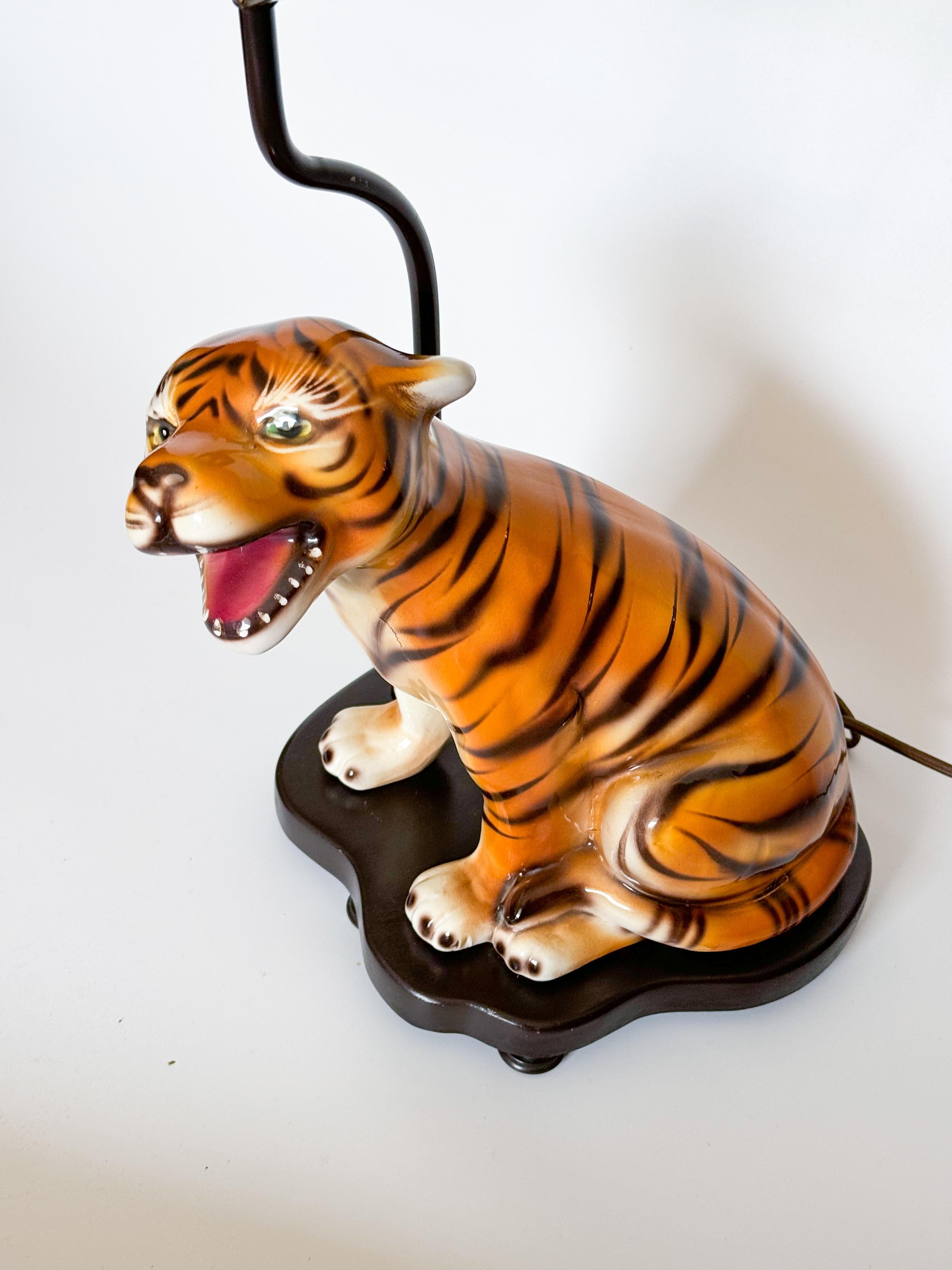Lámpara de sobremesa de cerámica Mid Century Tiger Cat Portuguesa Años 70 siglo XX en venta