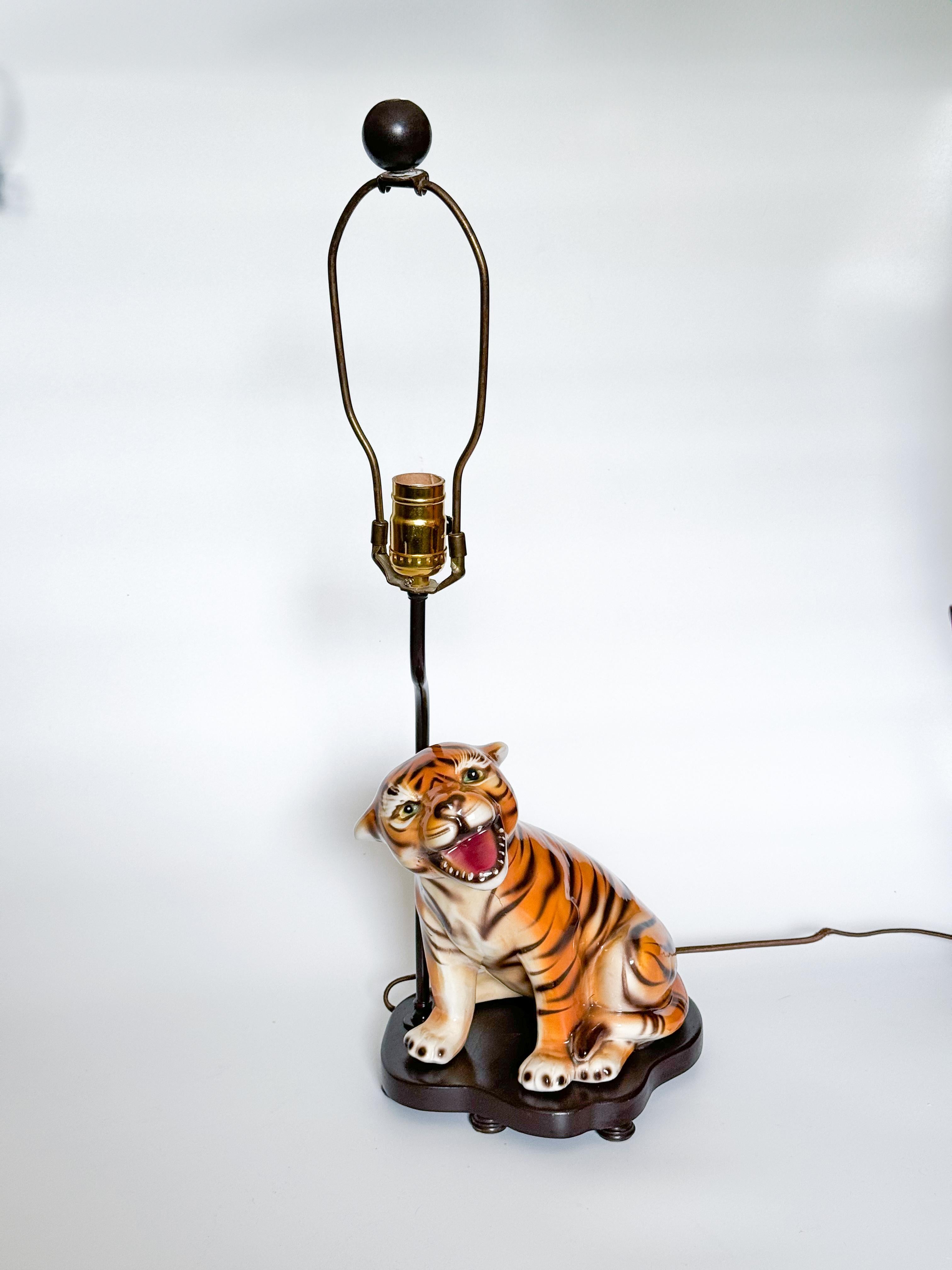 Lámpara de sobremesa de cerámica Mid Century Tiger Cat Portuguesa Años 70 Metal en venta