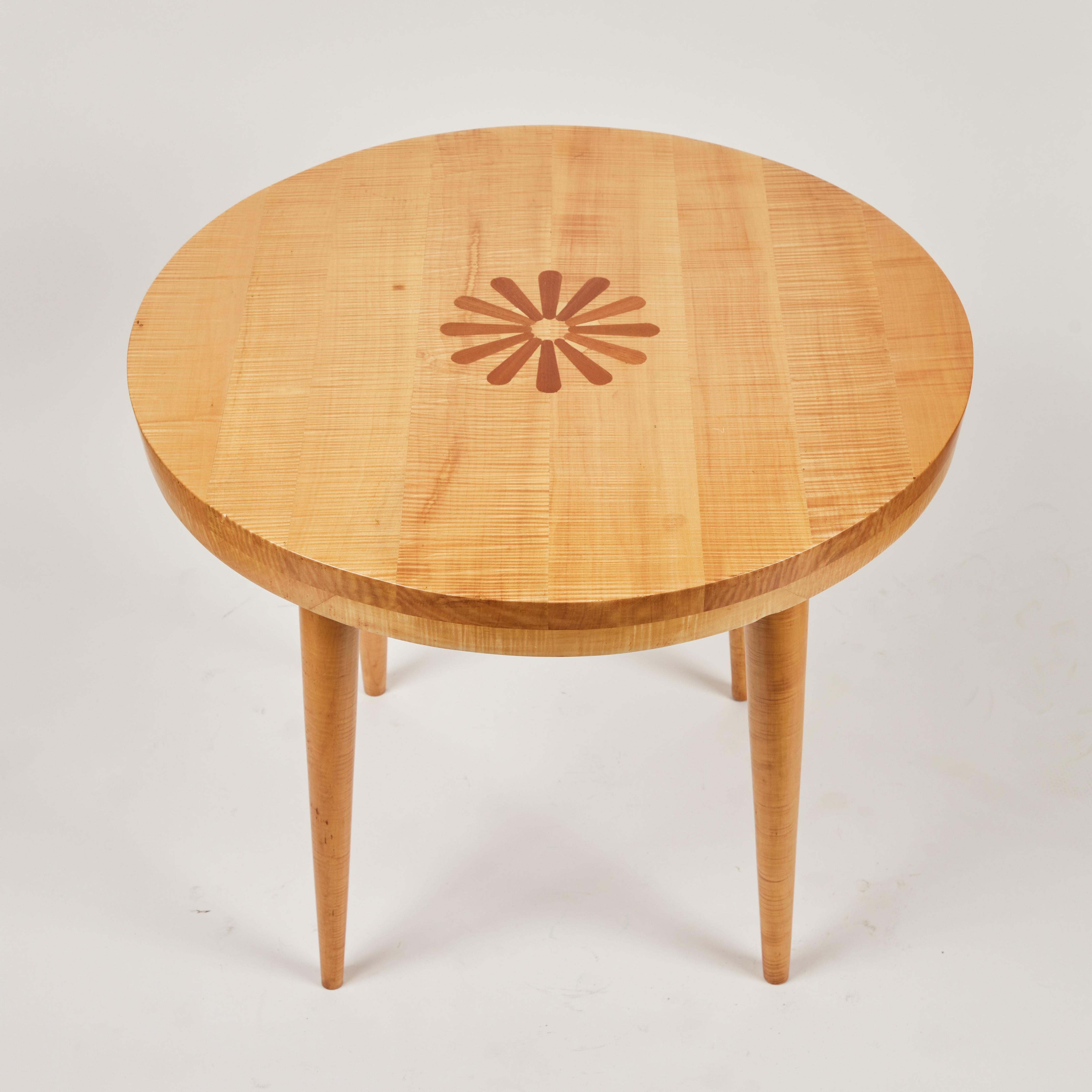 Mid-Century Modern Table d'appoint ronde en érable tigré du milieu du siècle en vente