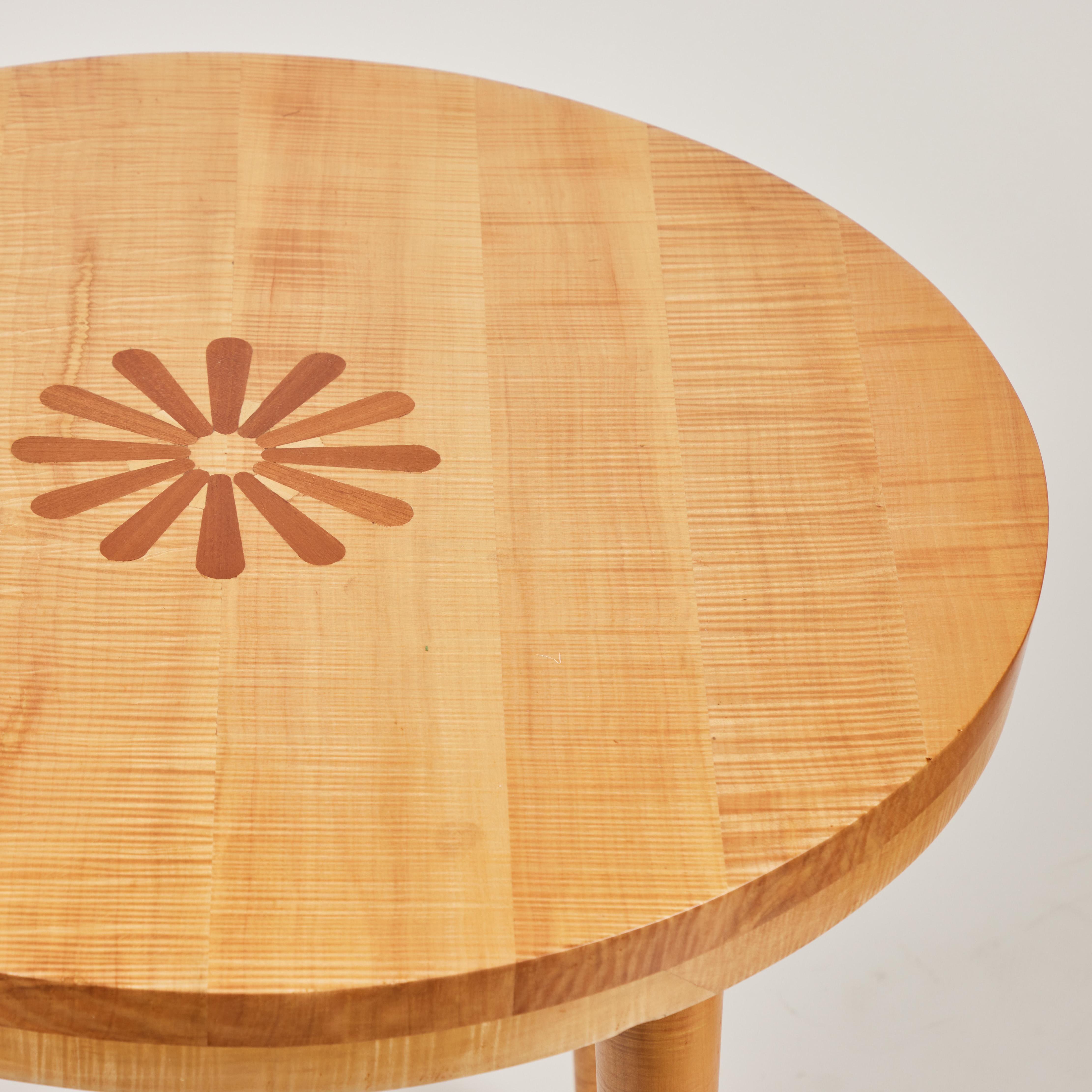 Midcentury Tiger Maple Round Side Table In Good Condition For Sale In Pasadena, CA