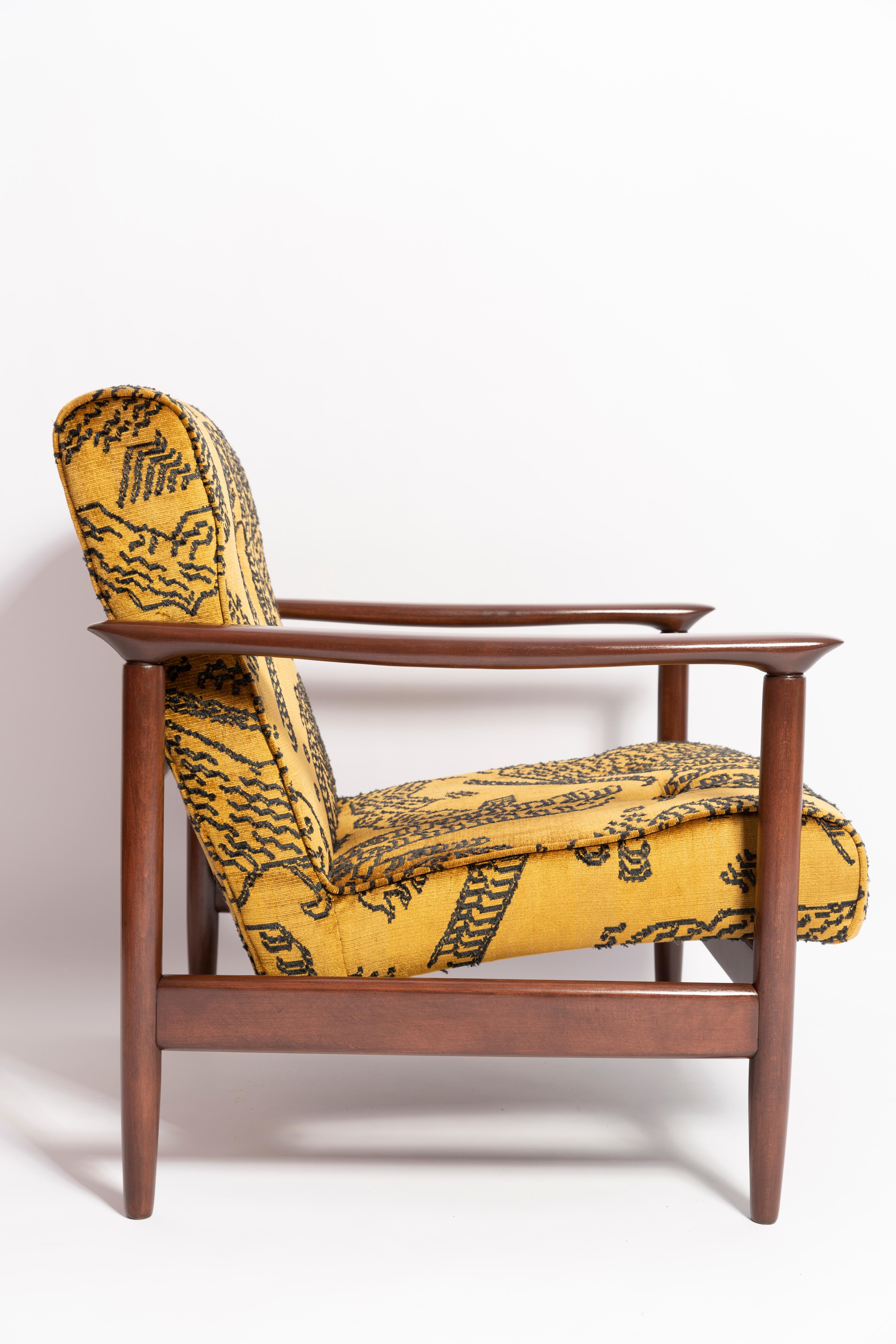 Mid Century Tiger Mountain Velvet Armchair, GFM 142, Edmund Homa, Europe, 1960s In Excellent Condition For Sale In 05-080 Hornowek, PL