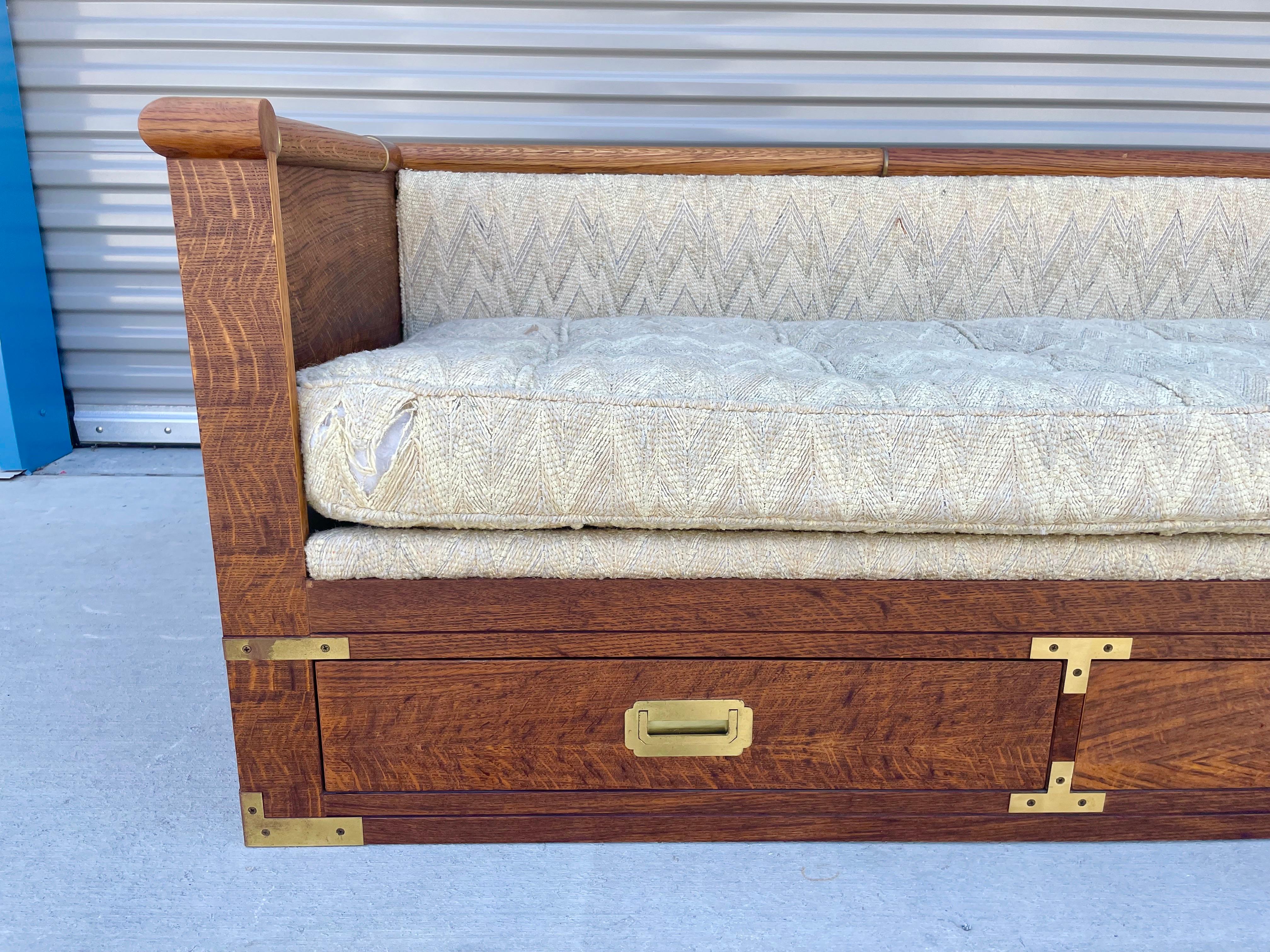 Sofá-cama Tiger Oak de mediados de siglo by Marge Carson Estadounidense en venta