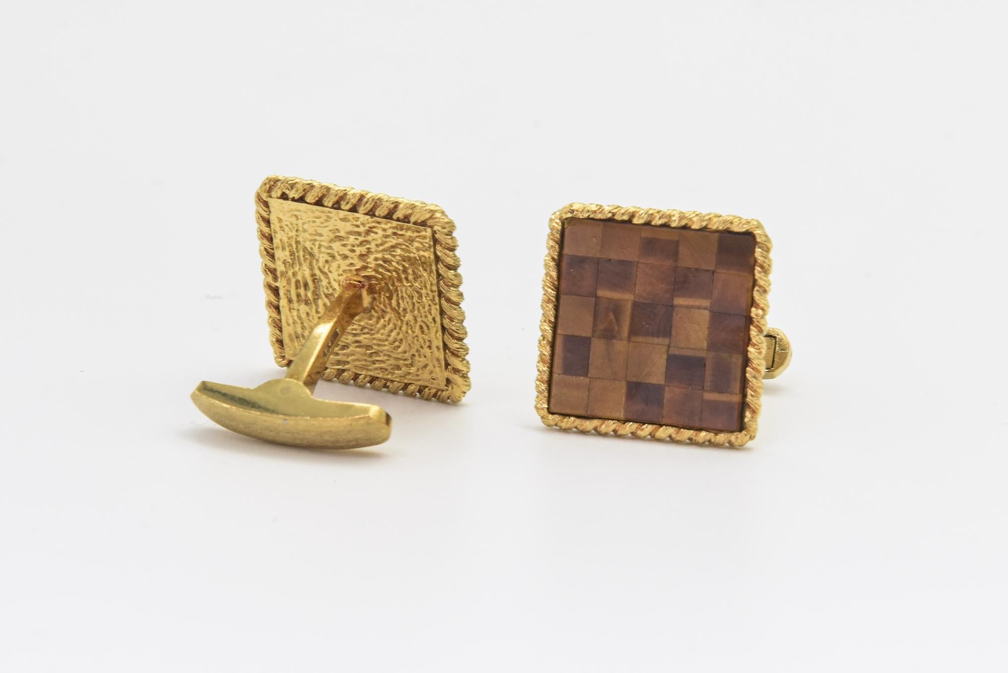 Quadratische Manschettenknöpfe aus Gold mit Tigerauge aus der Jahrhundertmitte für Damen oder Herren im Angebot