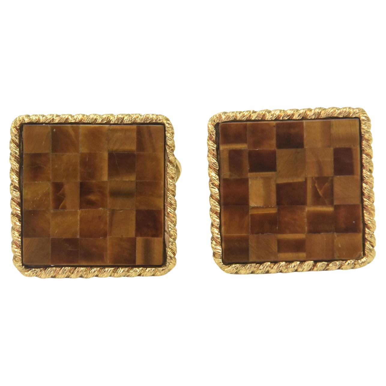 Quadratische Manschettenknöpfe aus Gold mit Tigerauge aus der Jahrhundertmitte im Angebot