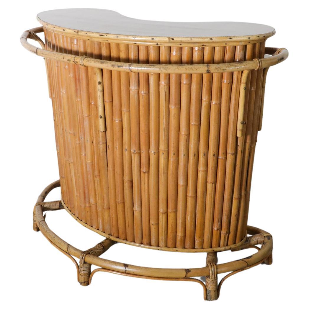 Style "Tiki" du milieu du siècle, courbé  Bar bambou avec étagère intérieure et repose-pieds