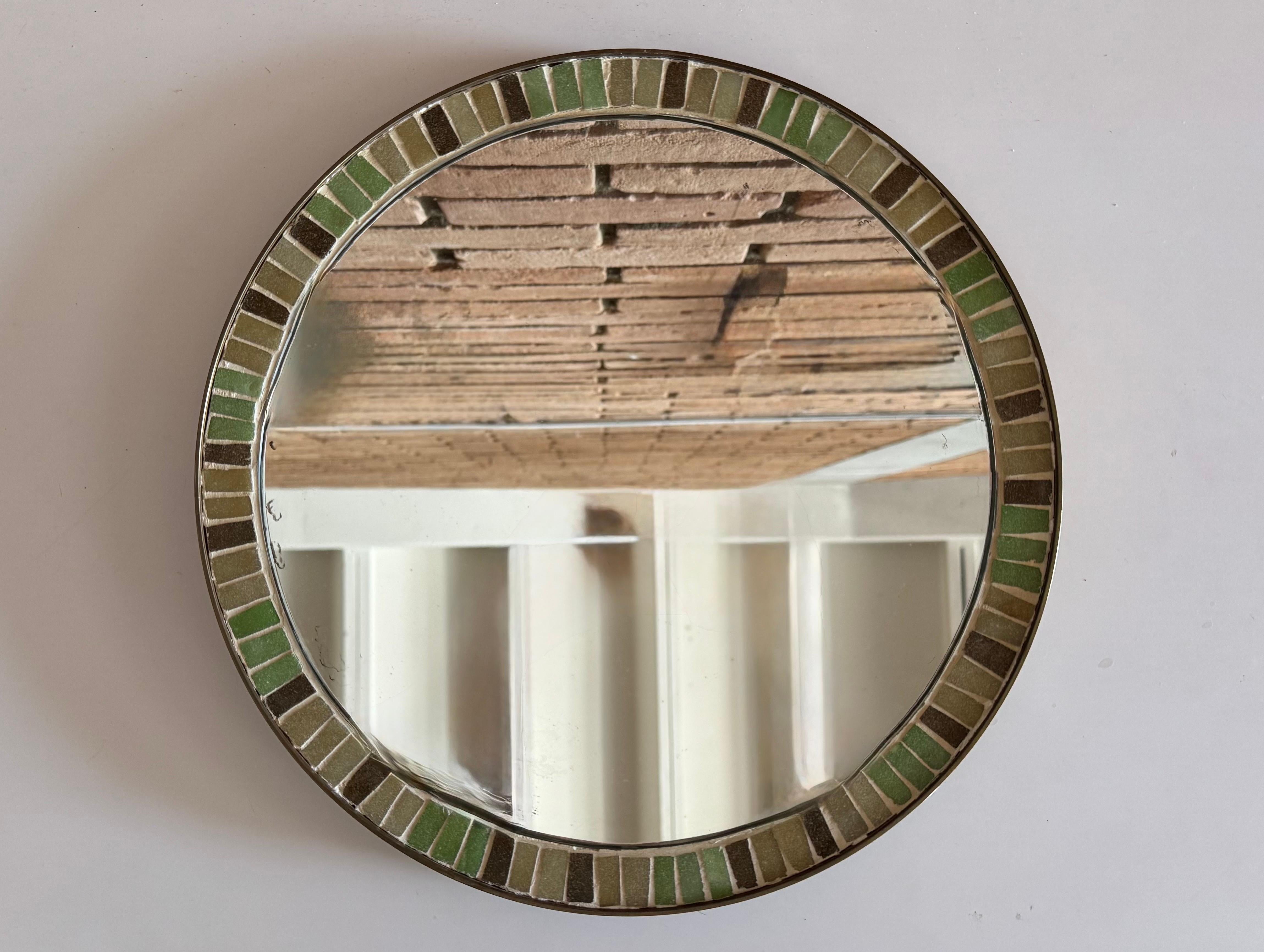 Mid-Century moderno Specchio da parete in ottone e intarsio di piastrelle di metà secolo in vendita