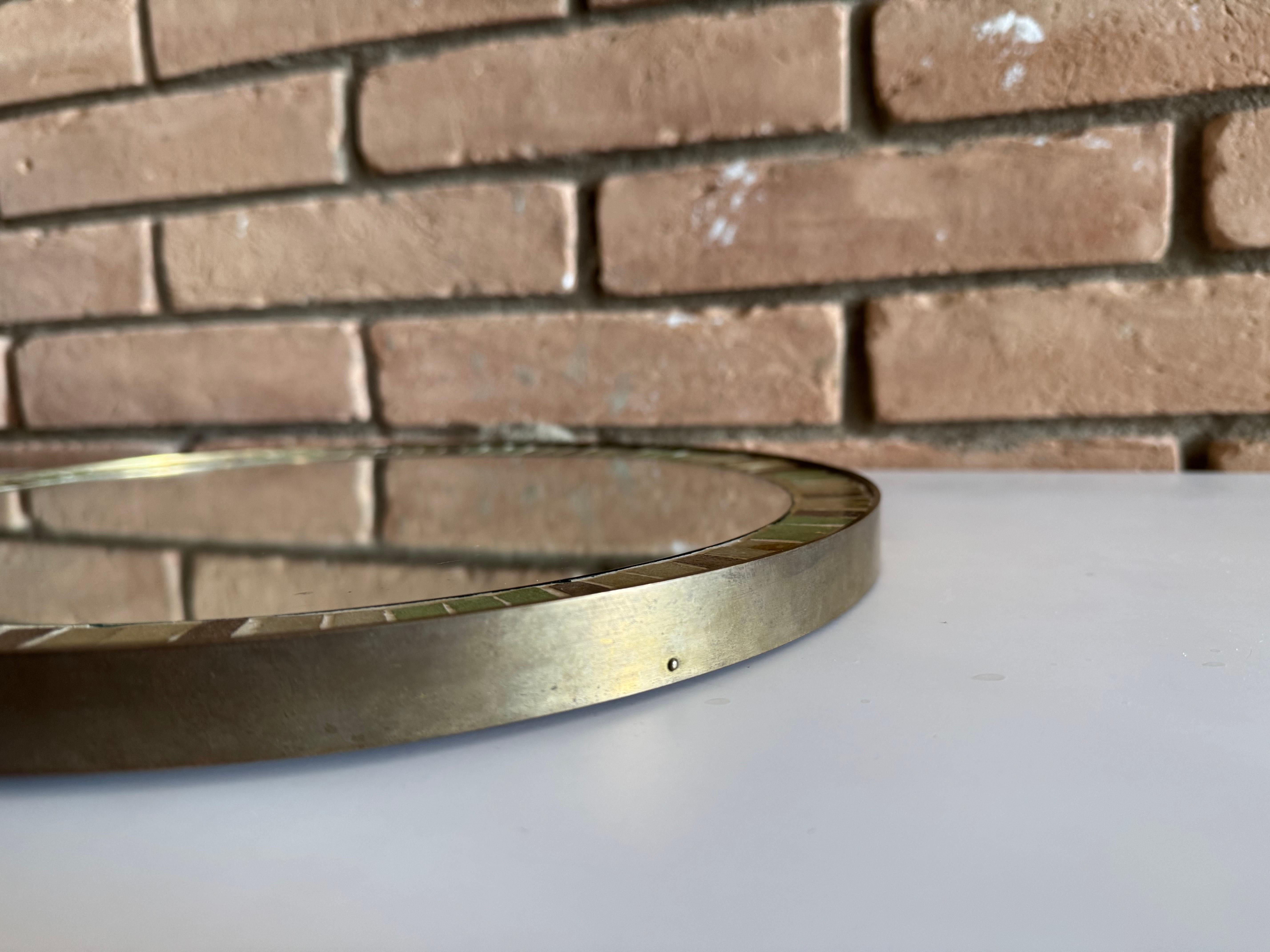 Ottone Specchio da parete in ottone e intarsio di piastrelle di metà secolo in vendita