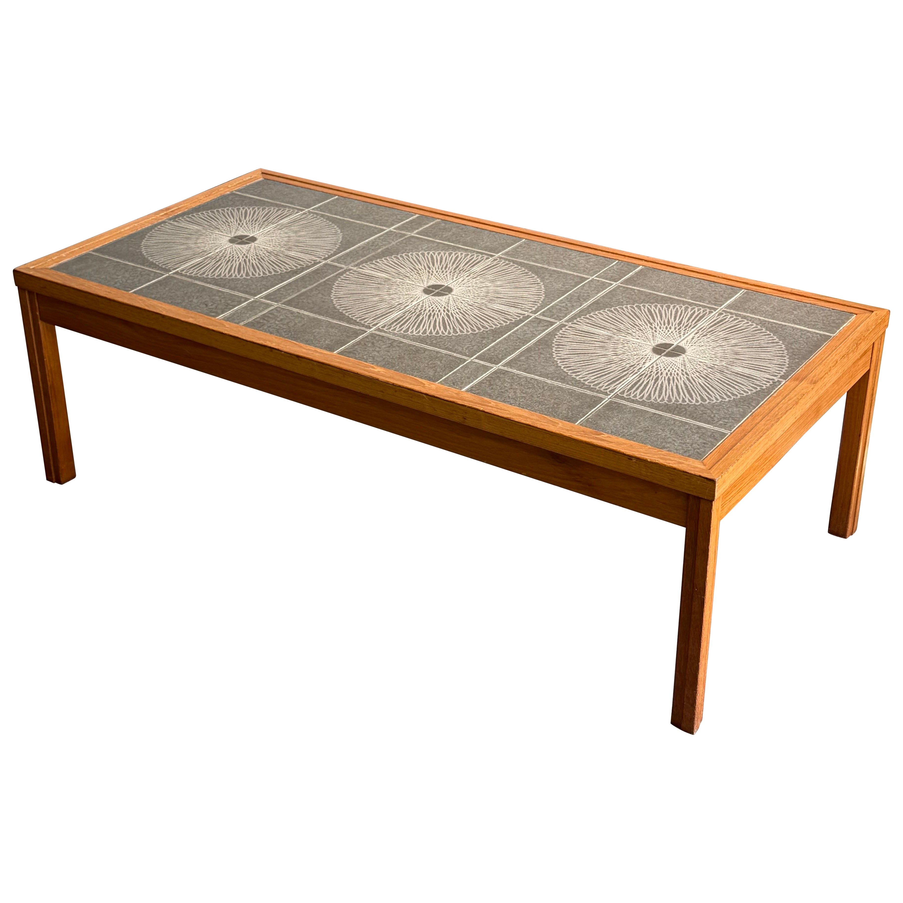 Table basse avec plateau en carreaux de style milieu du siècle par Kvalitet Form Funktion
