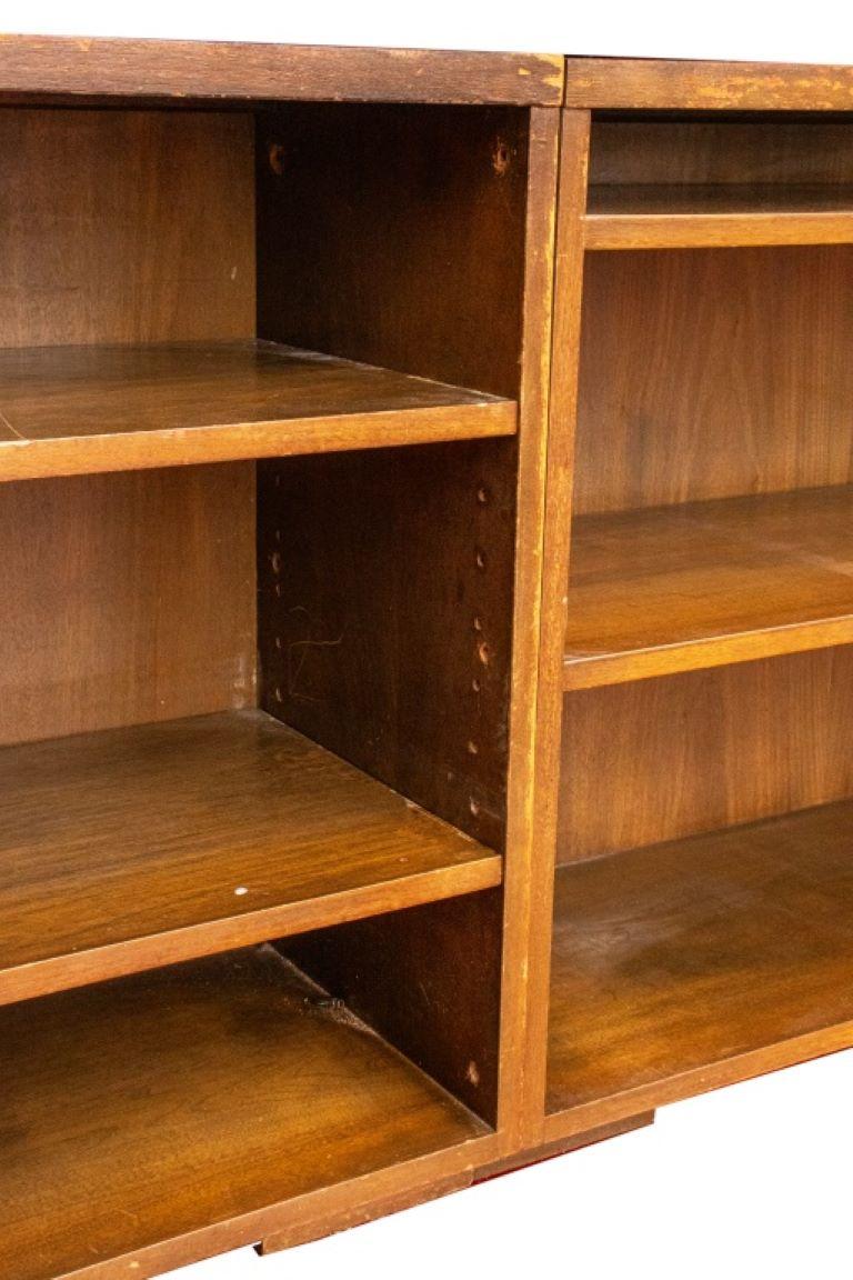 Armadietti in noce piastrellati di metà secolo, 3 in vendita 2