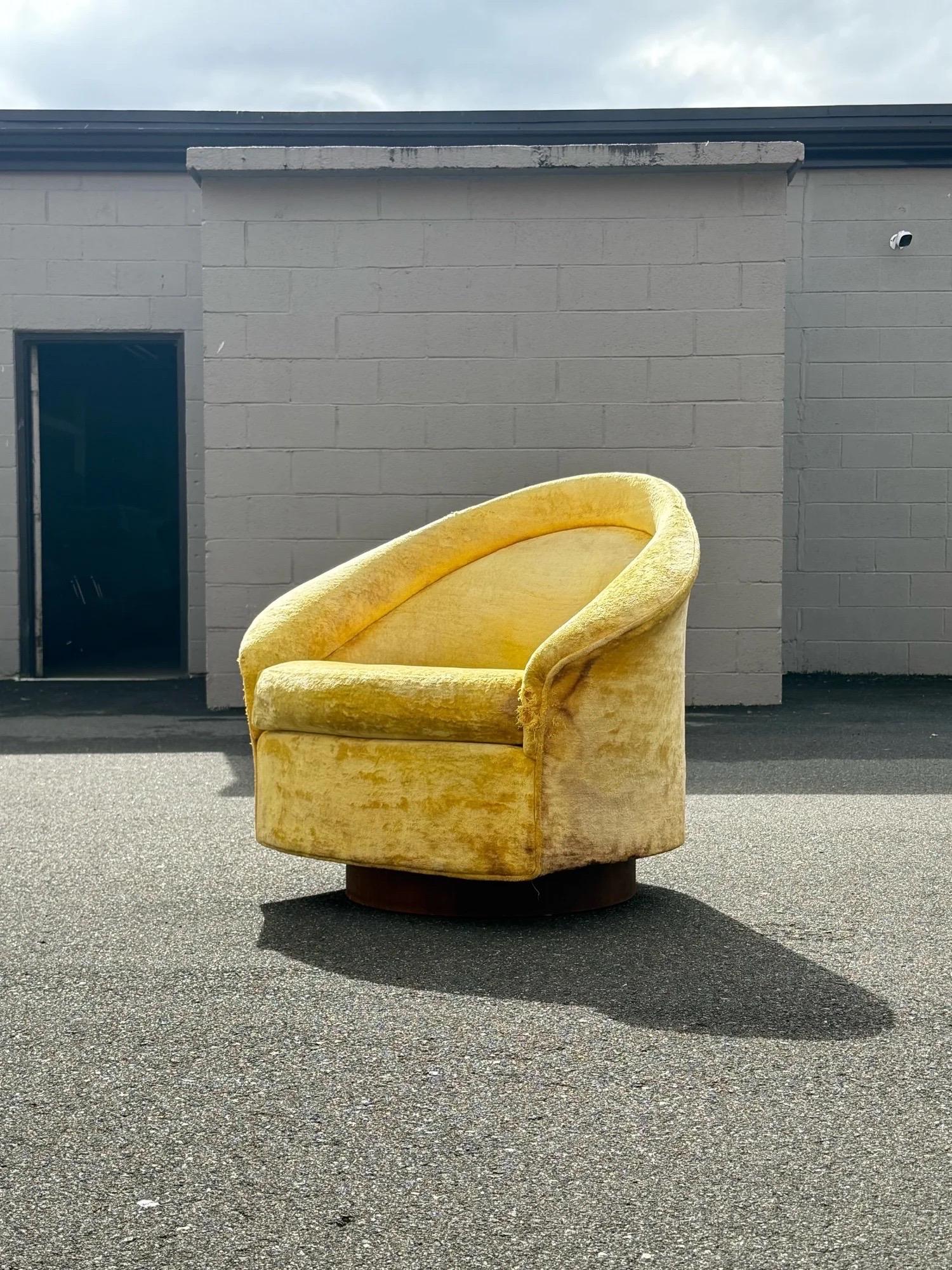 Salon simple pivotant et inclinable conçu par Adrian Pearsall pour Craft Associates. Un dos arrondi qui rappelle plusieurs créations de Baughman. En revanche, les accoudoirs s'évasent vers l'extérieur, créant une esthétique plus sculpturale. Il