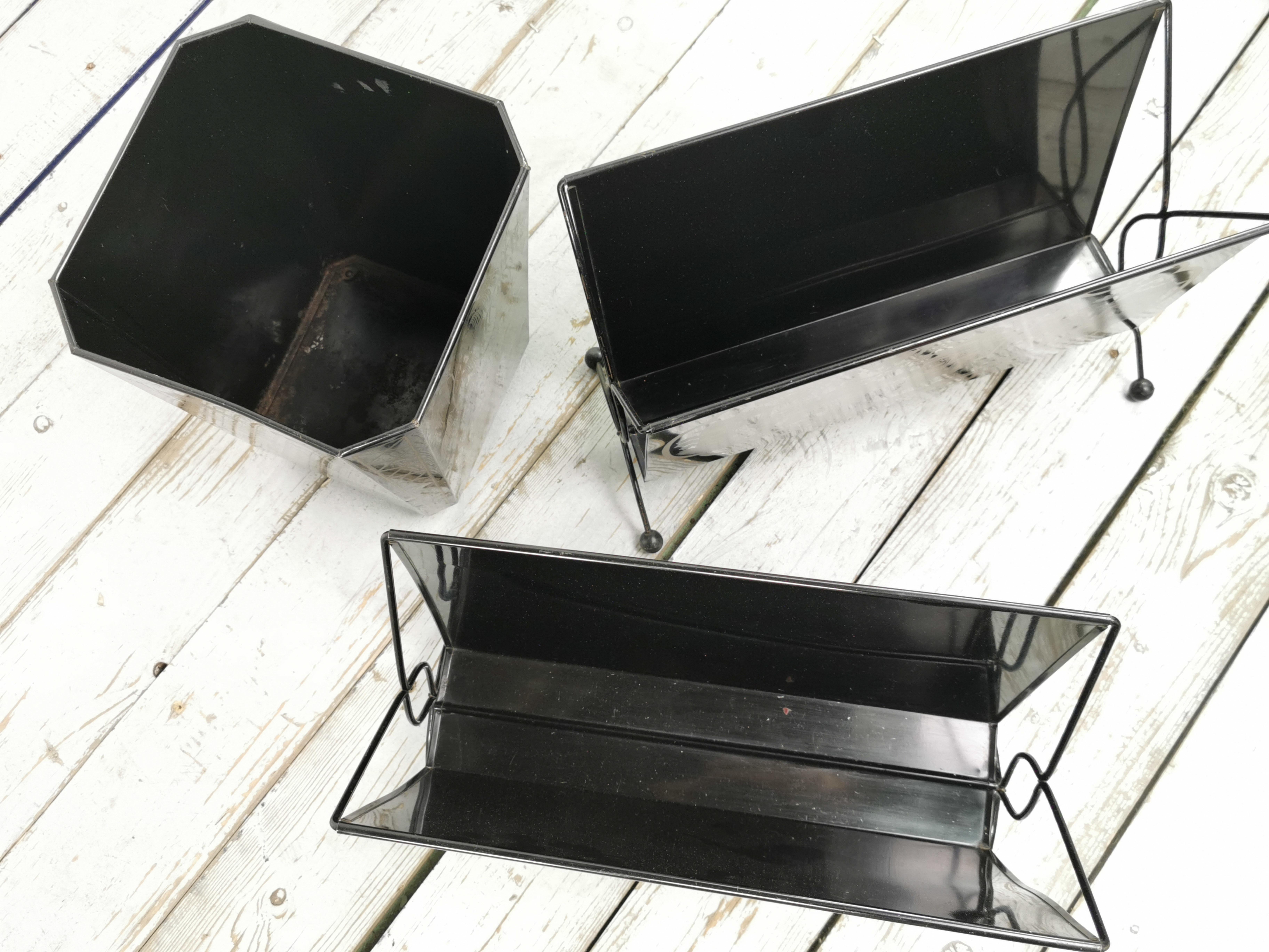 Mid-century tin worcester ware chinoiserie magazine racks and matching waste bin.

Offered for sale and sold as one lot, a pair of mid-century, 1960s Worcester Ware magazine racks or newspaper holders with a matching waste paper bin made of tin.