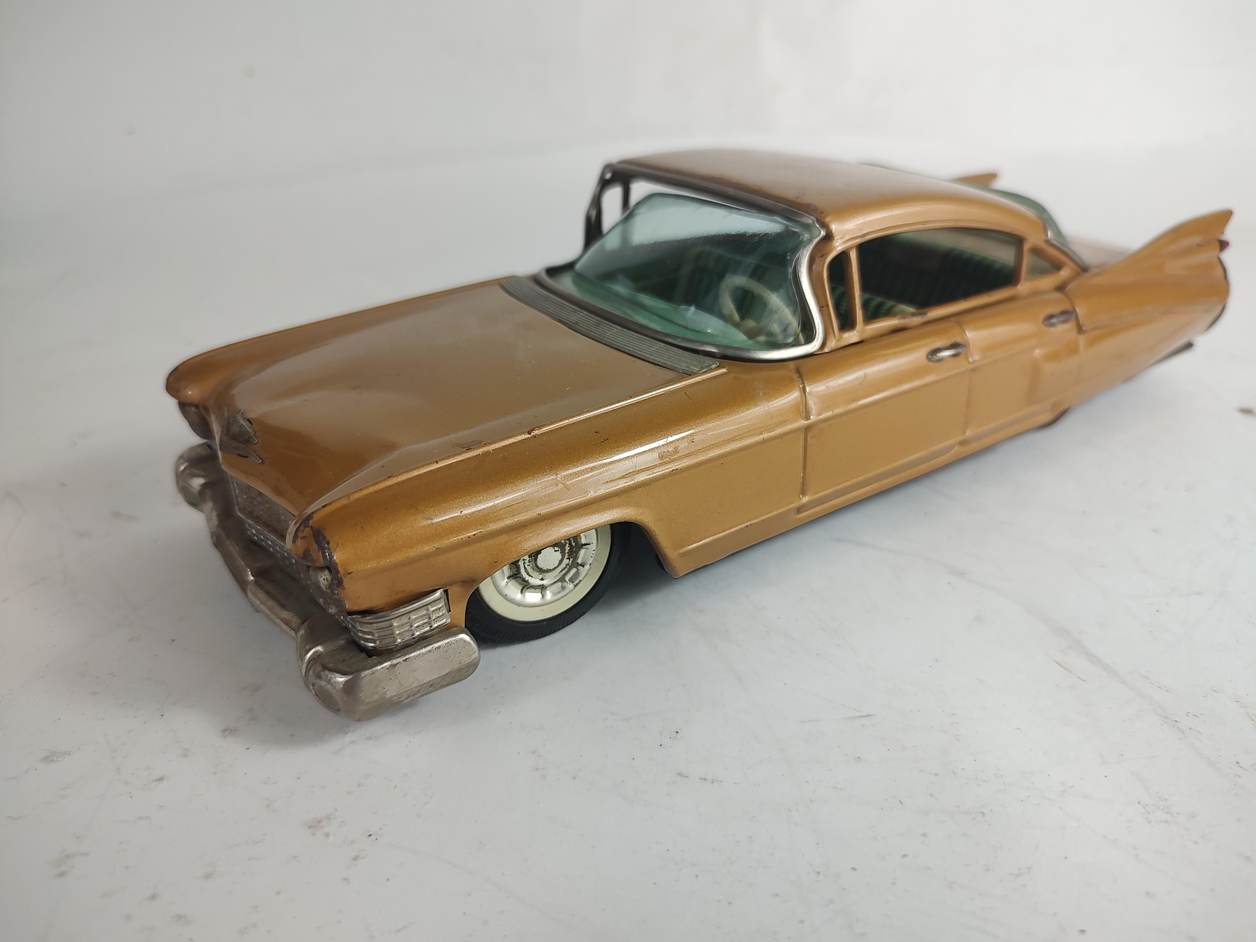 Mitte des Jahrhunderts Zinn Litho Spielzeugwagen von Bandai Japan 1959 Cadillac 4 Tür Sedan im Angebot 5