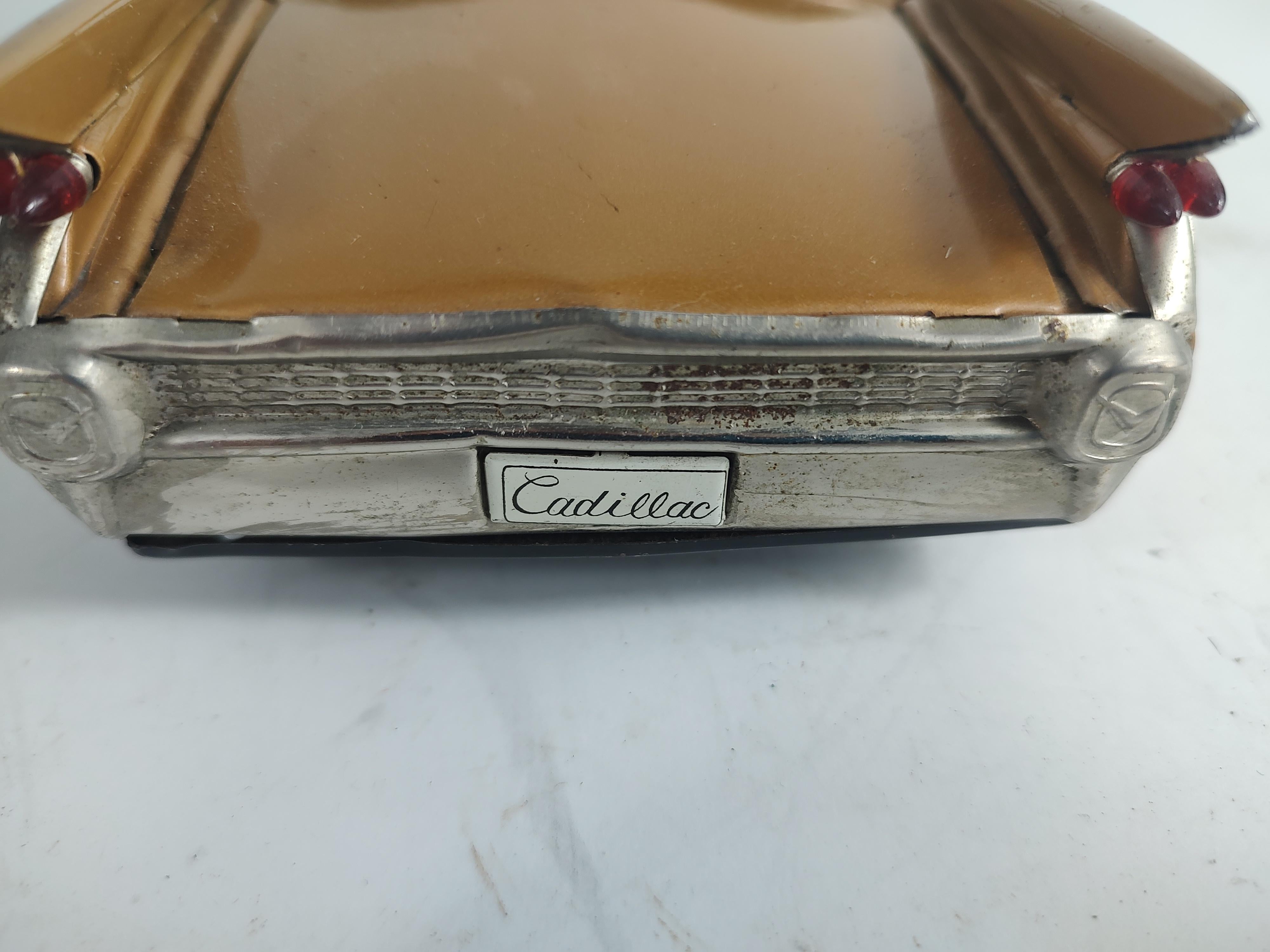 Mitte des Jahrhunderts Zinn Litho Spielzeugwagen von Bandai Japan 1959 Cadillac 4 Tür Sedan (Mitte des 20. Jahrhunderts) im Angebot