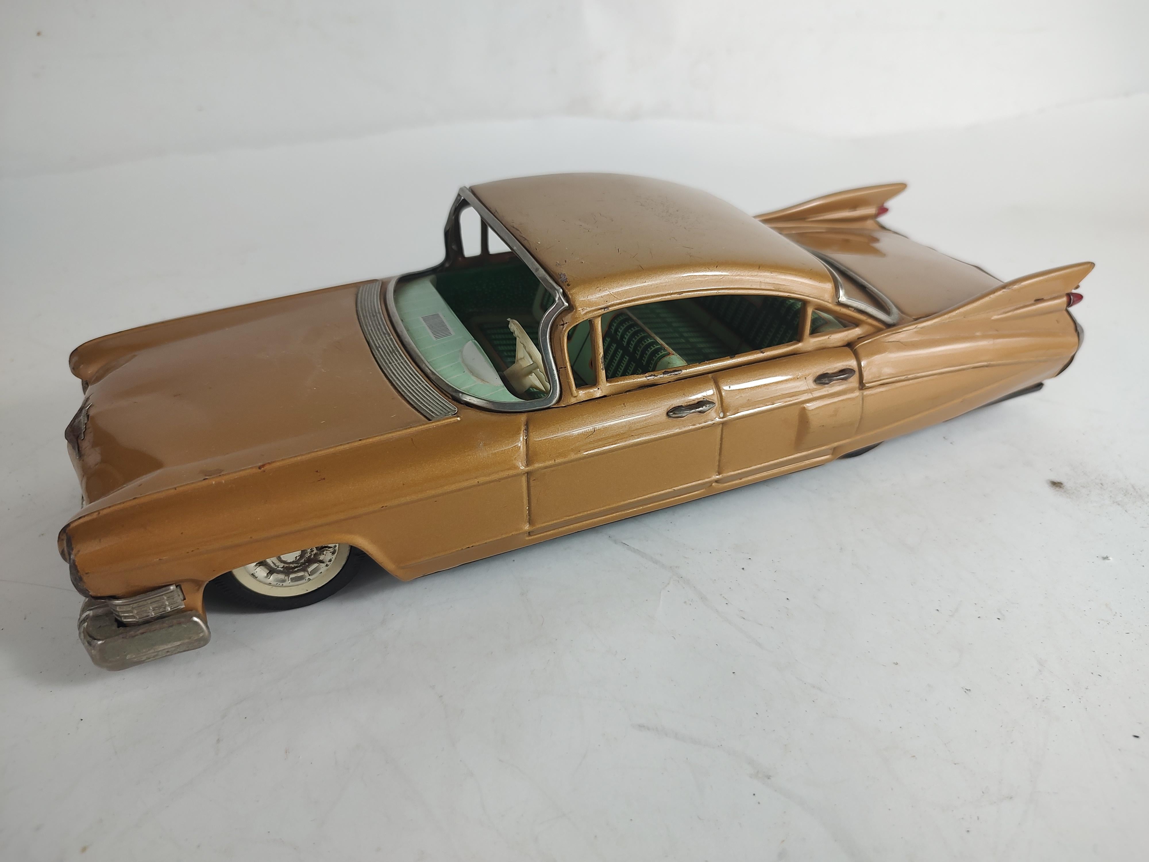 Mitte des Jahrhunderts Zinn Litho Spielzeugwagen von Bandai Japan 1959 Cadillac 4 Tür Sedan (Metall) im Angebot