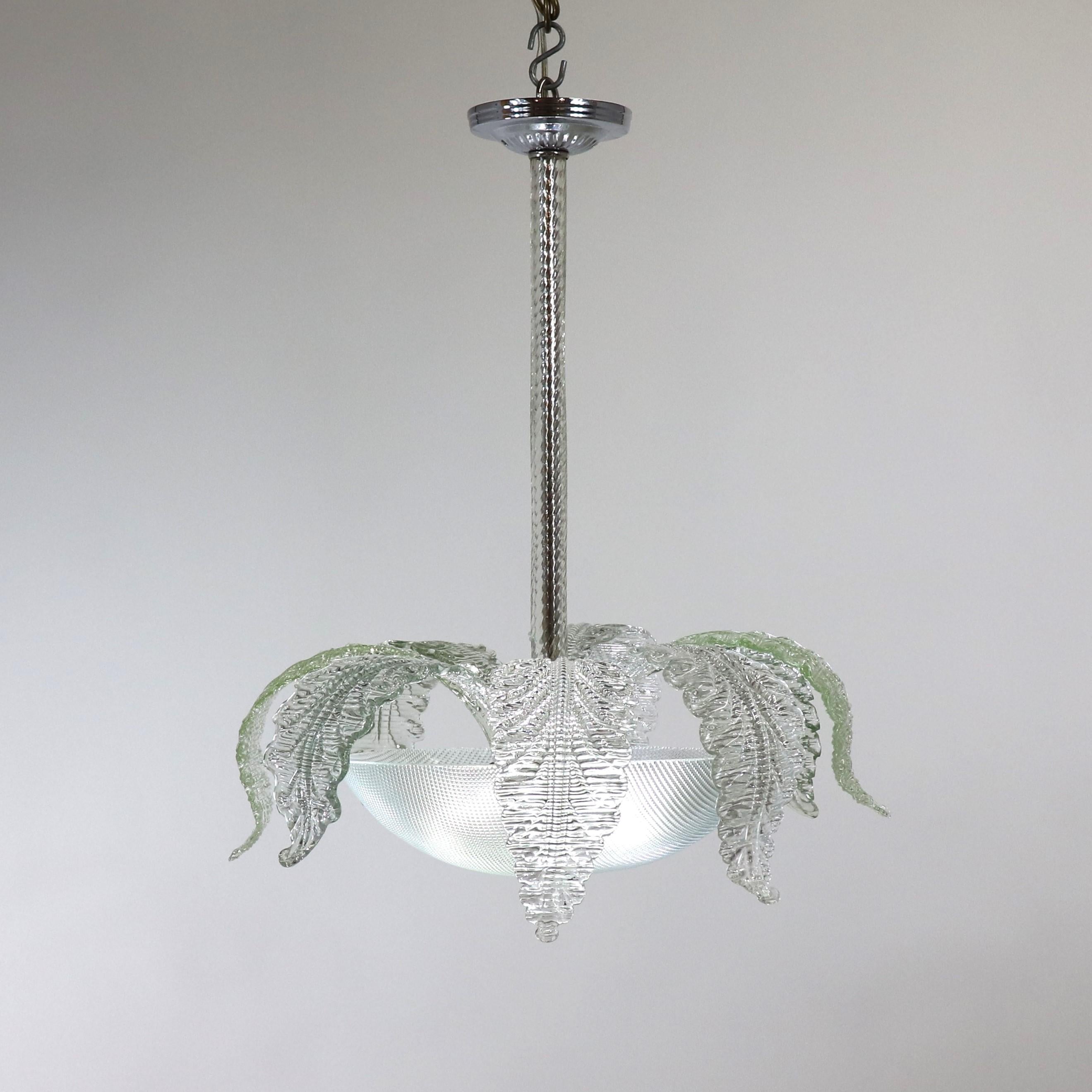 Questa lampada di Murano della metà del secolo scorso, delicatamente realizzata a mano, è ornata da bellissime foglie nello stile di Barovier&Toso. Le vetrerie dell'isola di Murano, come Barovier&Toso, sono famose per i lampadari in vetro altamente