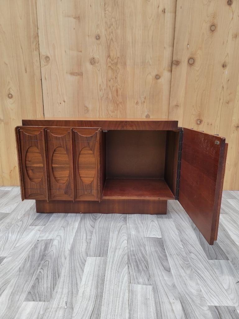 Mid Century Modern Tobago Furniture Brutalist Chest

Mid century modern Tobago Furniture, Paul Evans style brutalist walnut 2-door storage chest/credenza. This piece features two cabinet doors and a single drawer on one side.

Circa 1970
