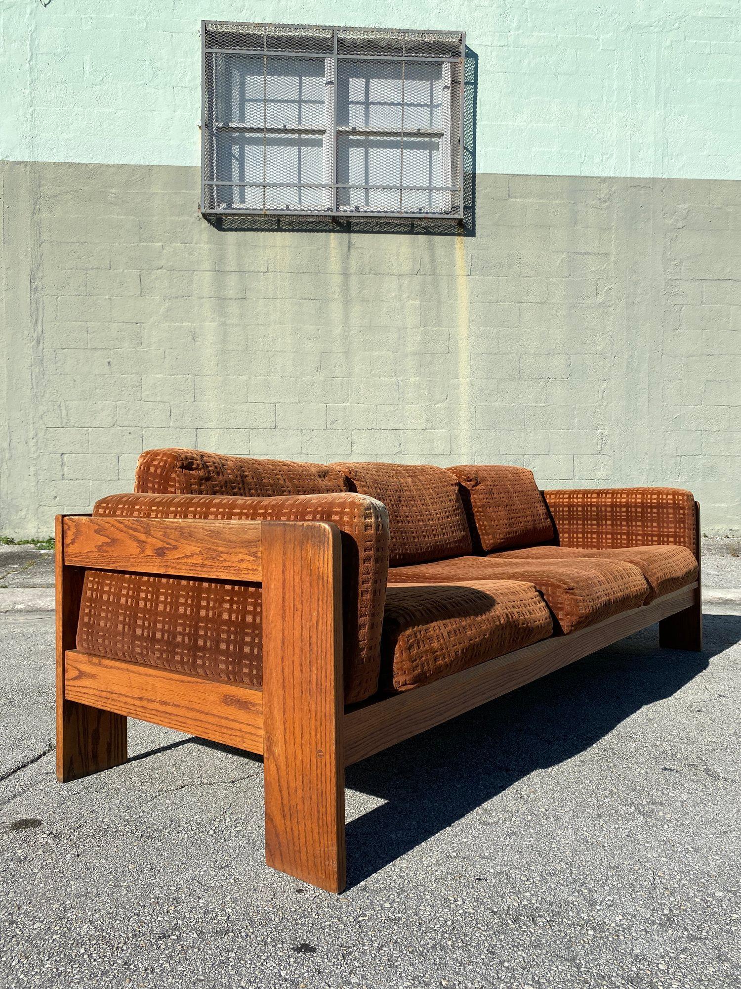 Italian mid century three seater sofa in the style of Tobia Scarpa for Knoll, circa 1960.

Beautiful architectural style design classic in the tradition of Le Corbusier. Sofa is in good original condition, with all the straps in the frame