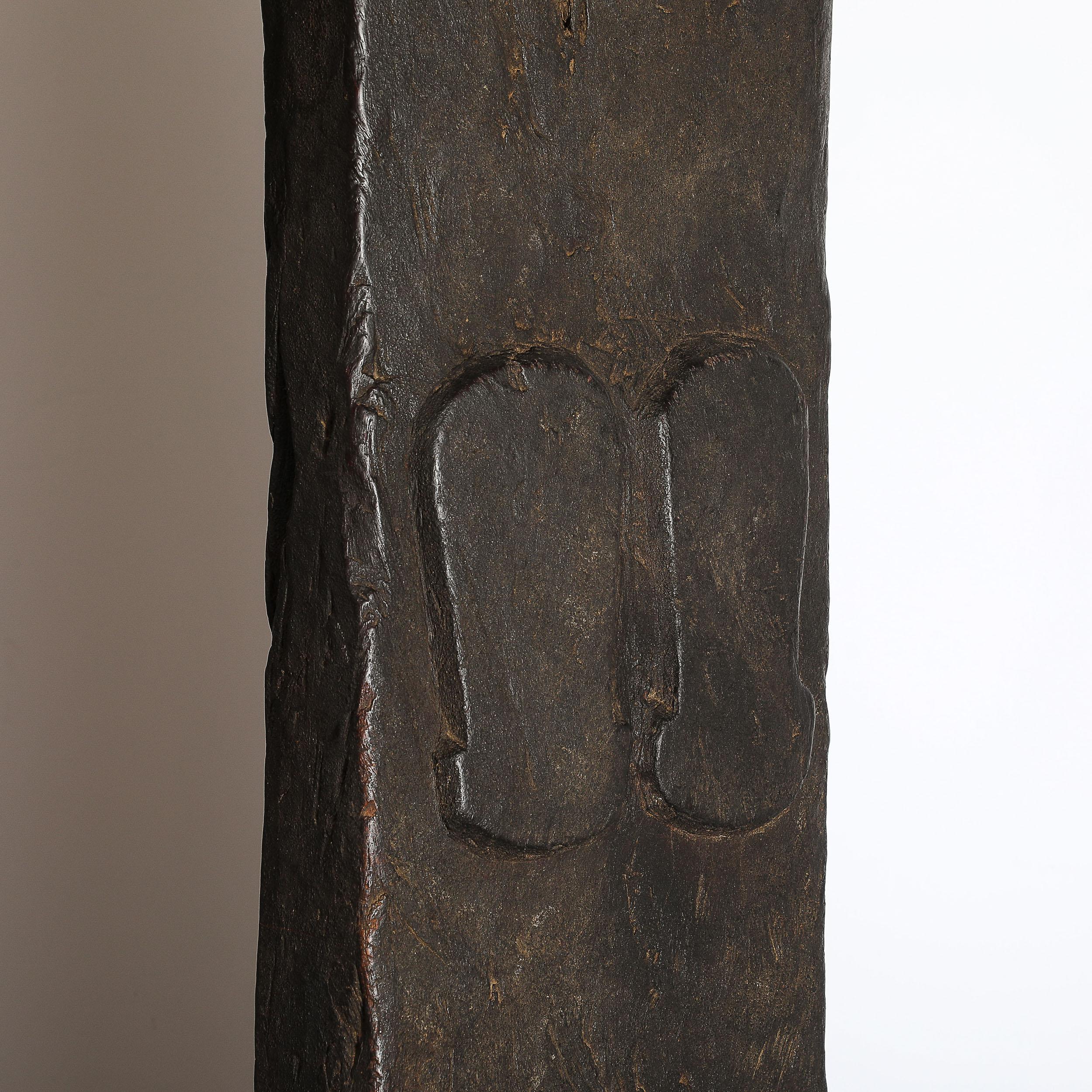 Scultura Toguna di metà secolo in Oak Oak bruciato su base metallica del popolo Dogon, Mali in vendita 3