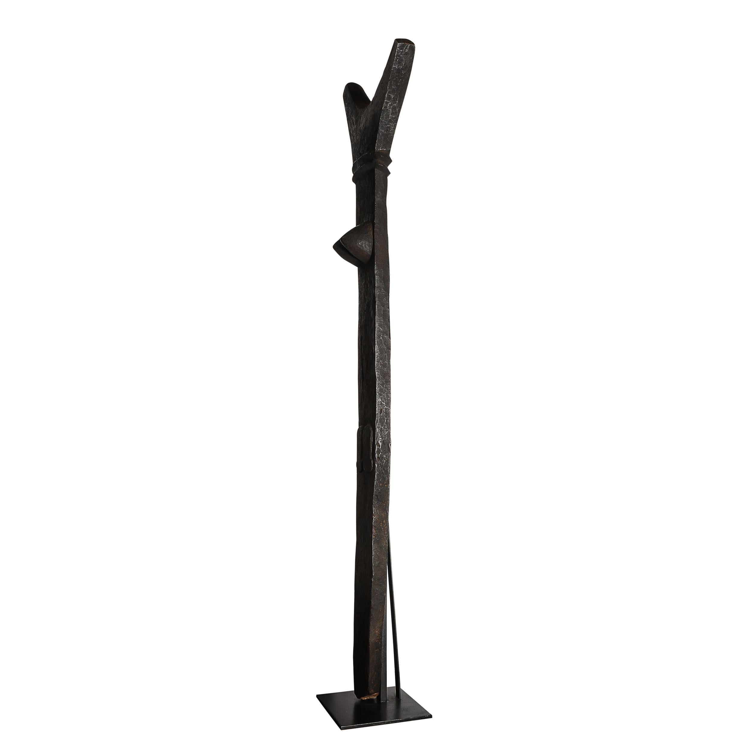 Mid-Century moderno Scultura Toguna di metà secolo in Oak Oak bruciato su base metallica del popolo Dogon, Mali in vendita