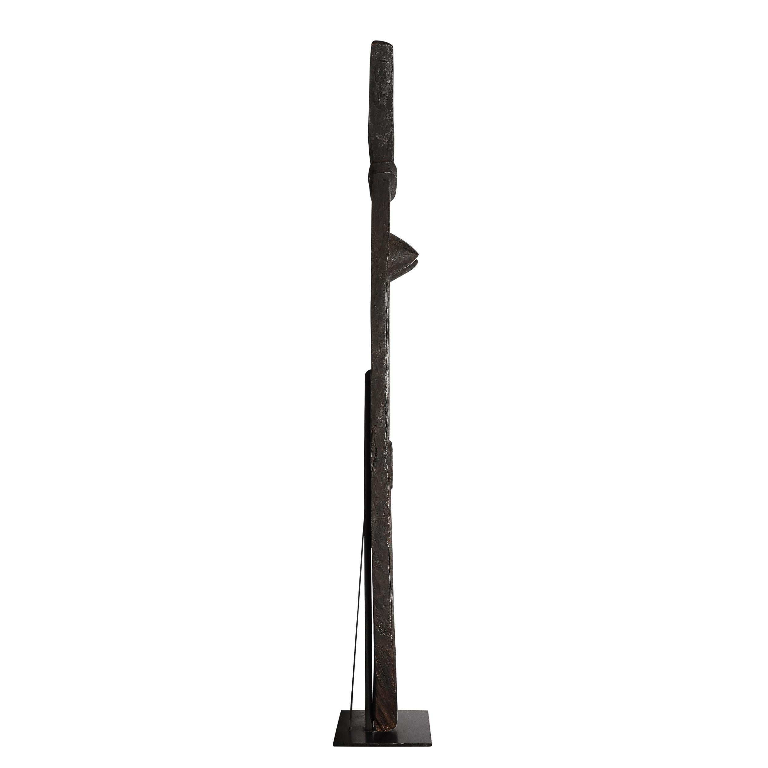 Maliano Scultura Toguna di metà secolo in Oak Oak bruciato su base metallica del popolo Dogon, Mali in vendita