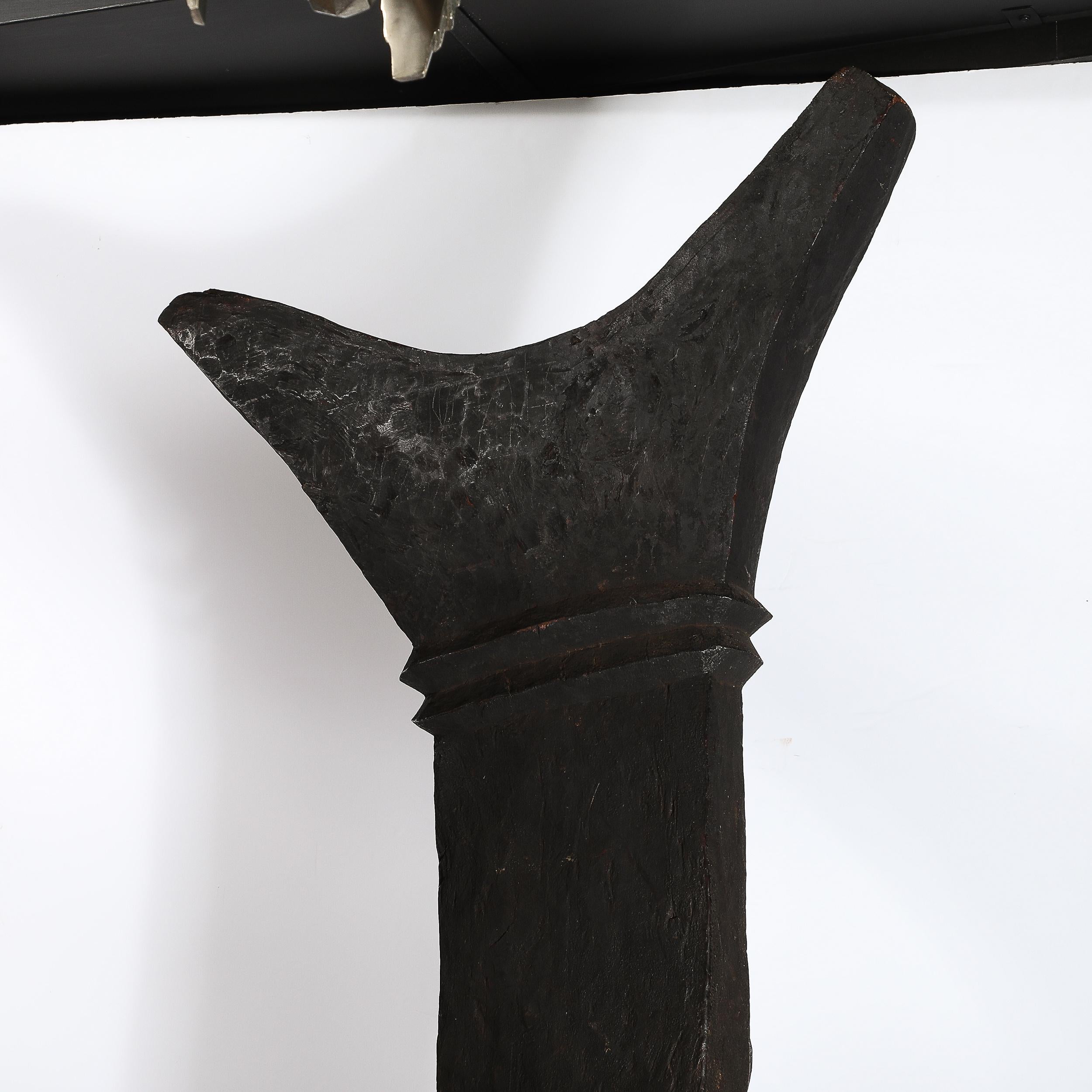 Metallo Scultura Toguna di metà secolo in Oak Oak bruciato su base metallica del popolo Dogon, Mali in vendita