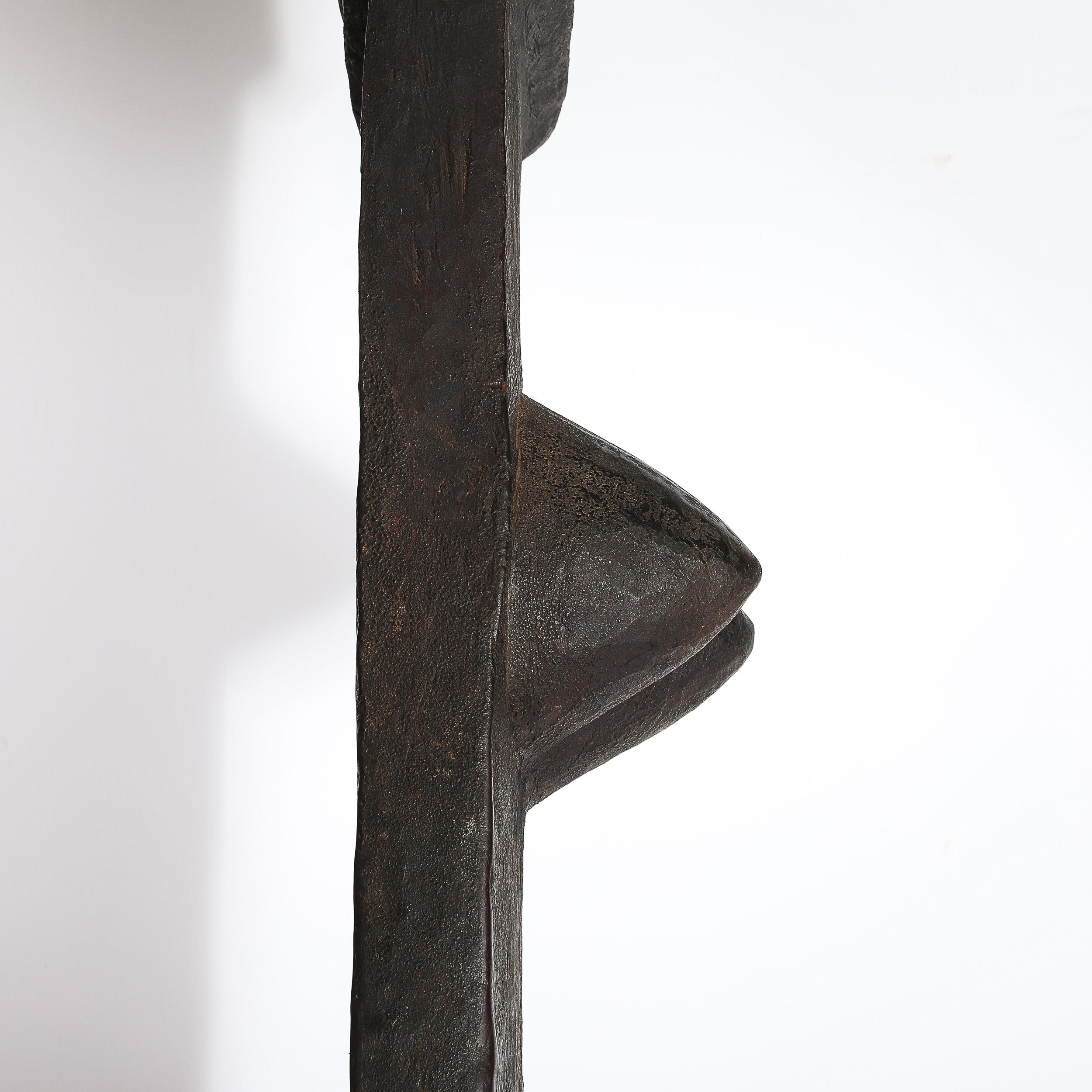Scultura Toguna di metà secolo in Oak Oak bruciato su base metallica del popolo Dogon, Mali in vendita 1