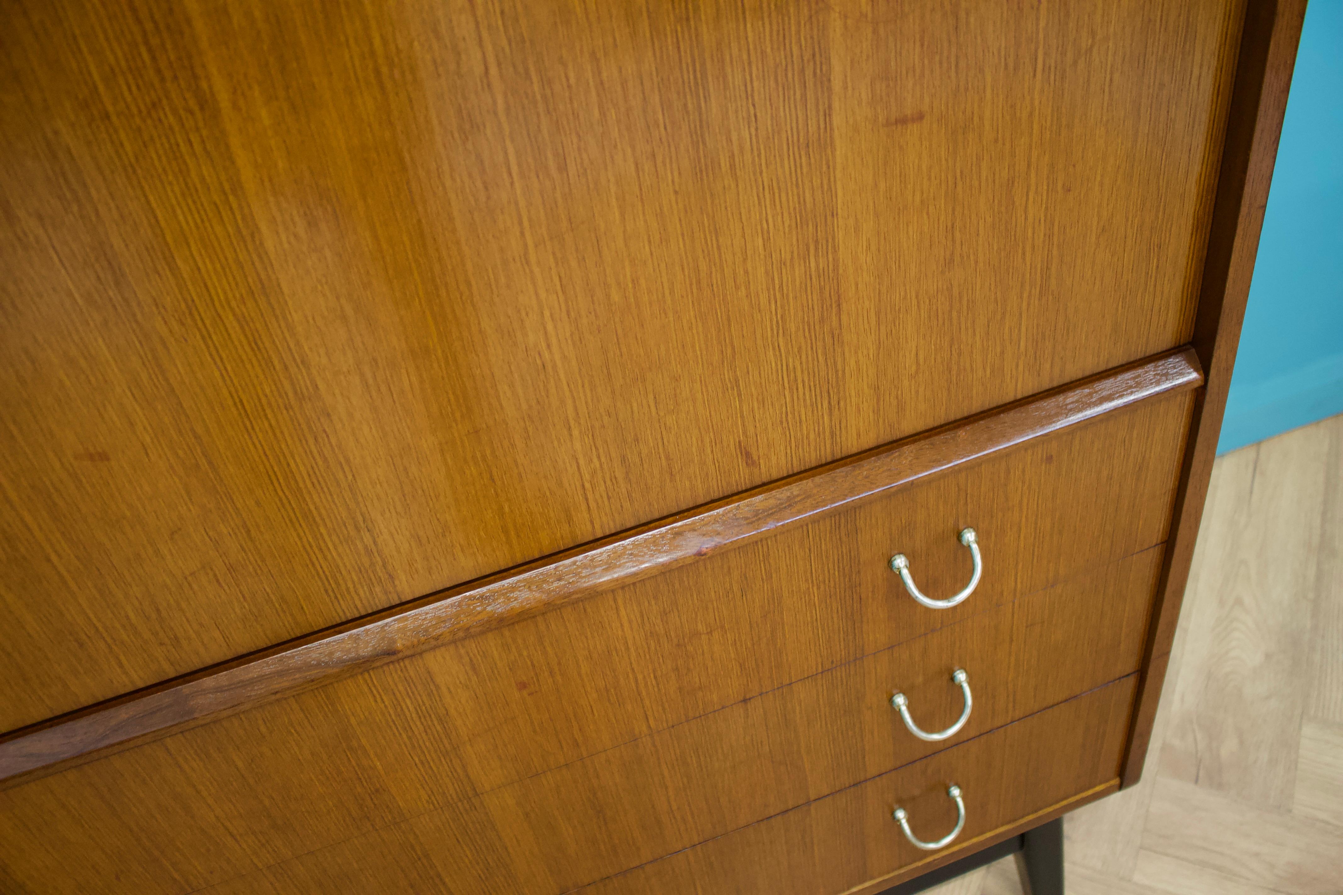 Cabinet Librenza di metà secolo in tola e nero Bureau G-Plan, anni '50 in vendita 4