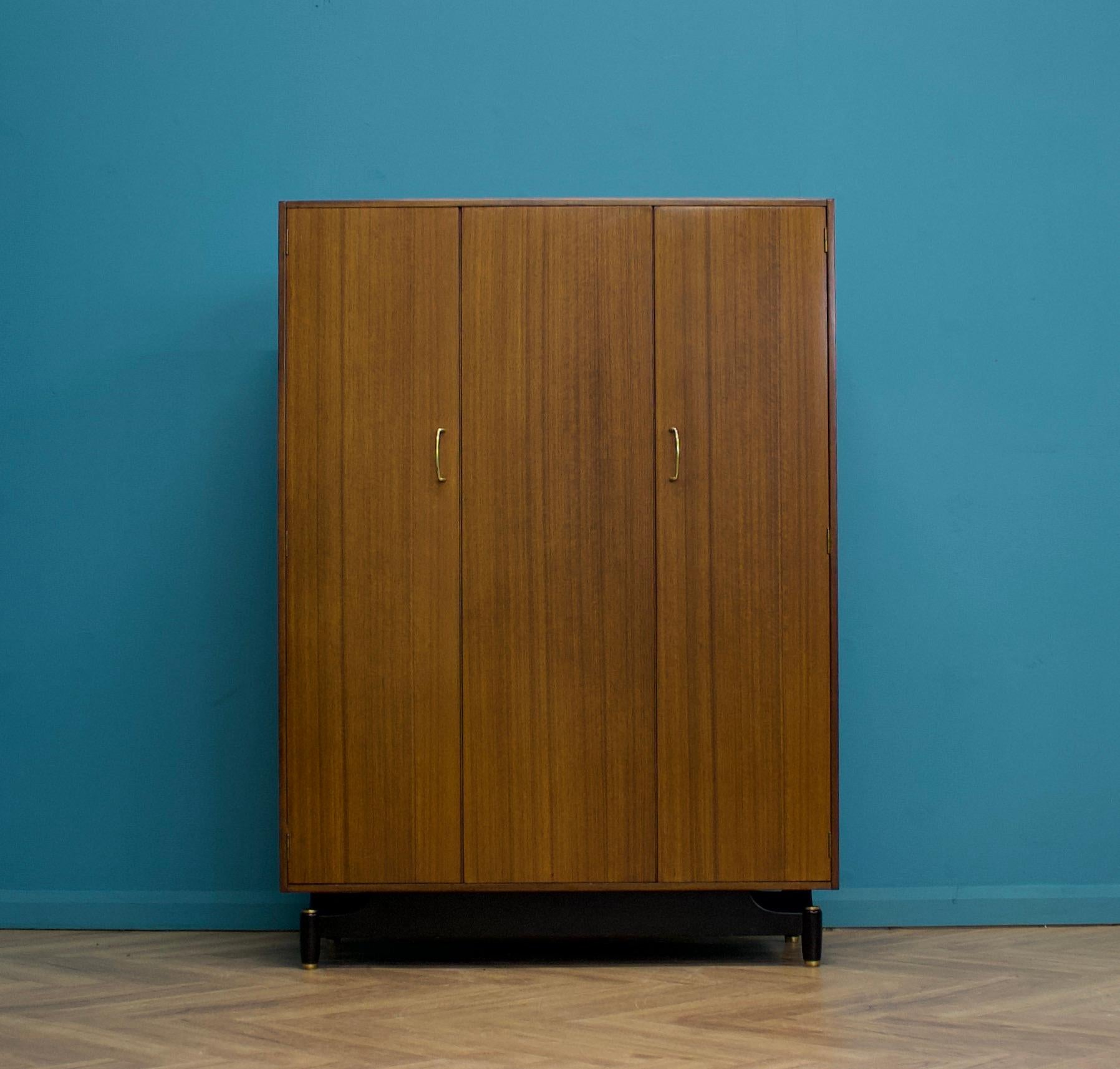 Mid Century Tola und Schwarzer Kleiderschrank von G-Plan, 1960er Jahre (Moderne der Mitte des Jahrhunderts)