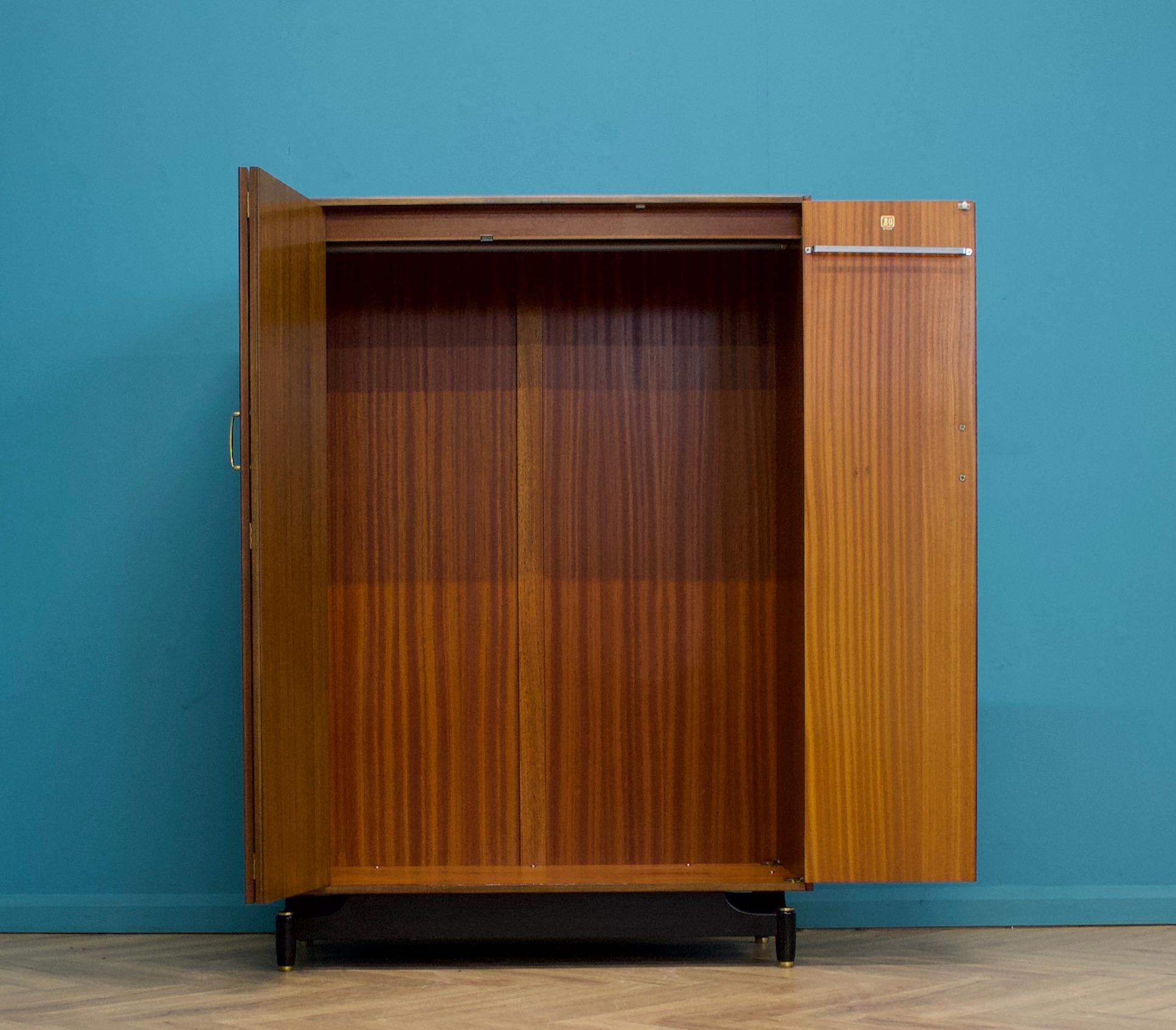 Mid Century Tola und Schwarzer Kleiderschrank von G-Plan, 1960er Jahre im Zustand „Gut“ in South Shields, GB