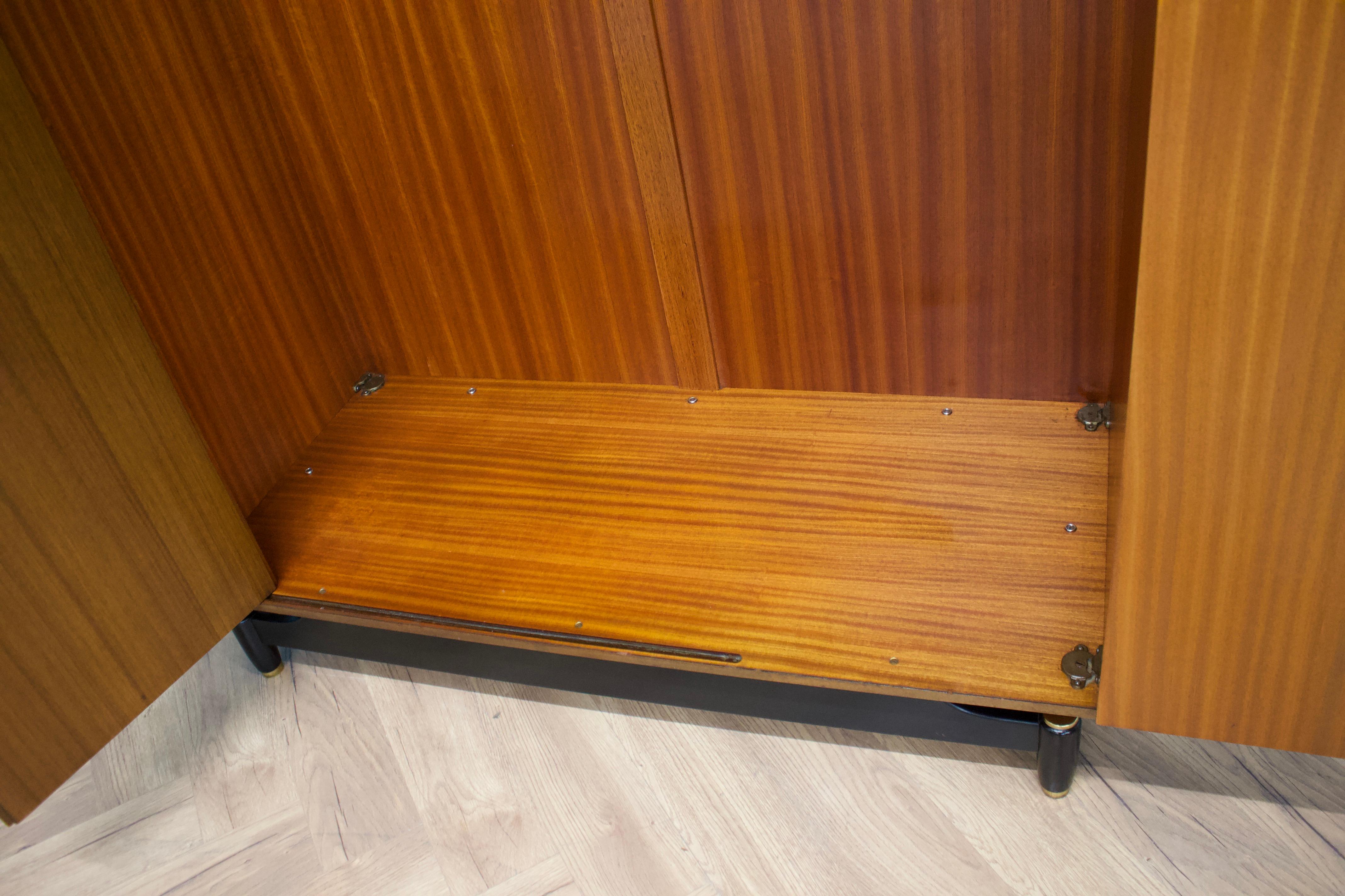 Mid Century Tola und Schwarzer Kleiderschrank von G-Plan, 1960er Jahre (20. Jahrhundert)