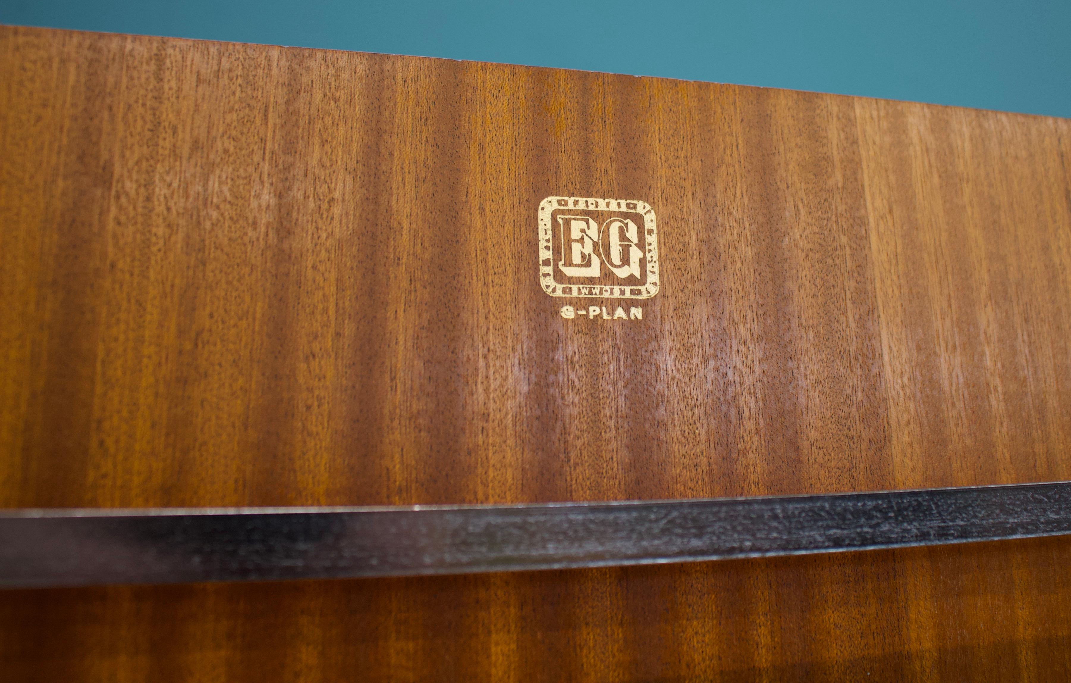 Mid Century Tola und Schwarzer Kleiderschrank von G-Plan, 1960er Jahre 1