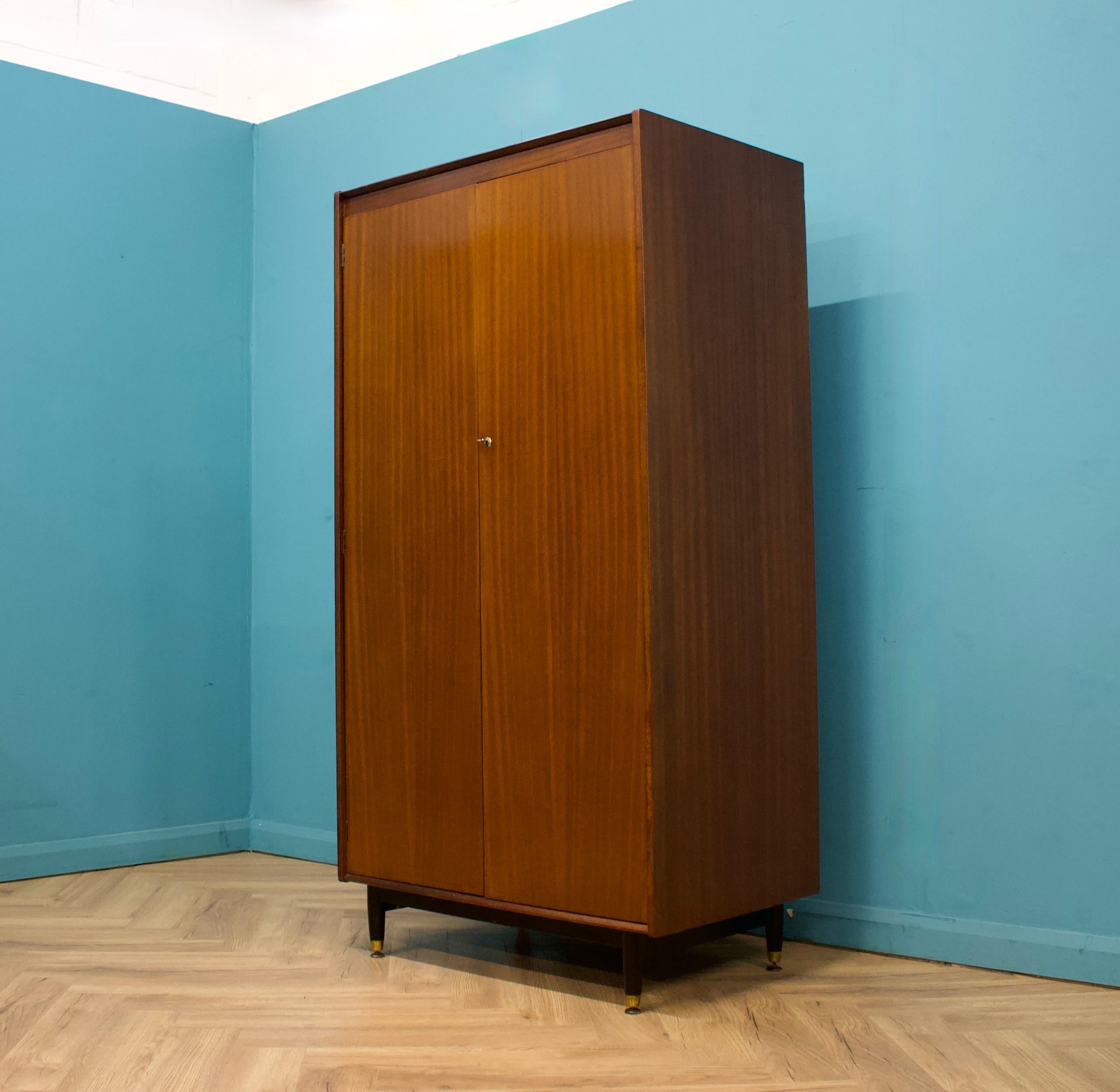 Un armario de tres puertas Tola y Negro de Nathan, de mediados de siglo.
Con barra de colgar y estantes.
Este armario se desmonta.