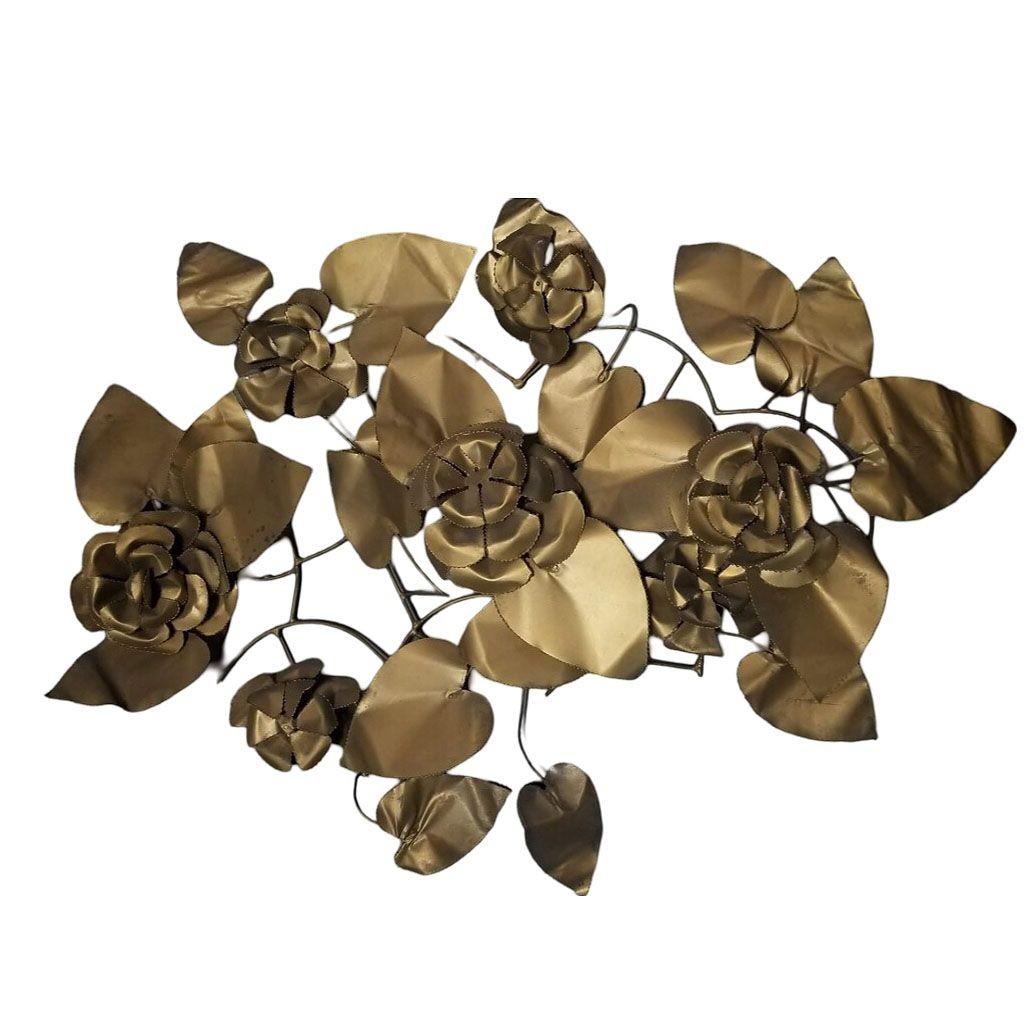 Scultura floreale da parete in metallo piegato a mano di Tole, risalente alla metà del secolo scorso. La scultura da parete con fiori e foglie delicatamente formati si intreccia per creare una splendida composizione botanica realizzata in ottone. I