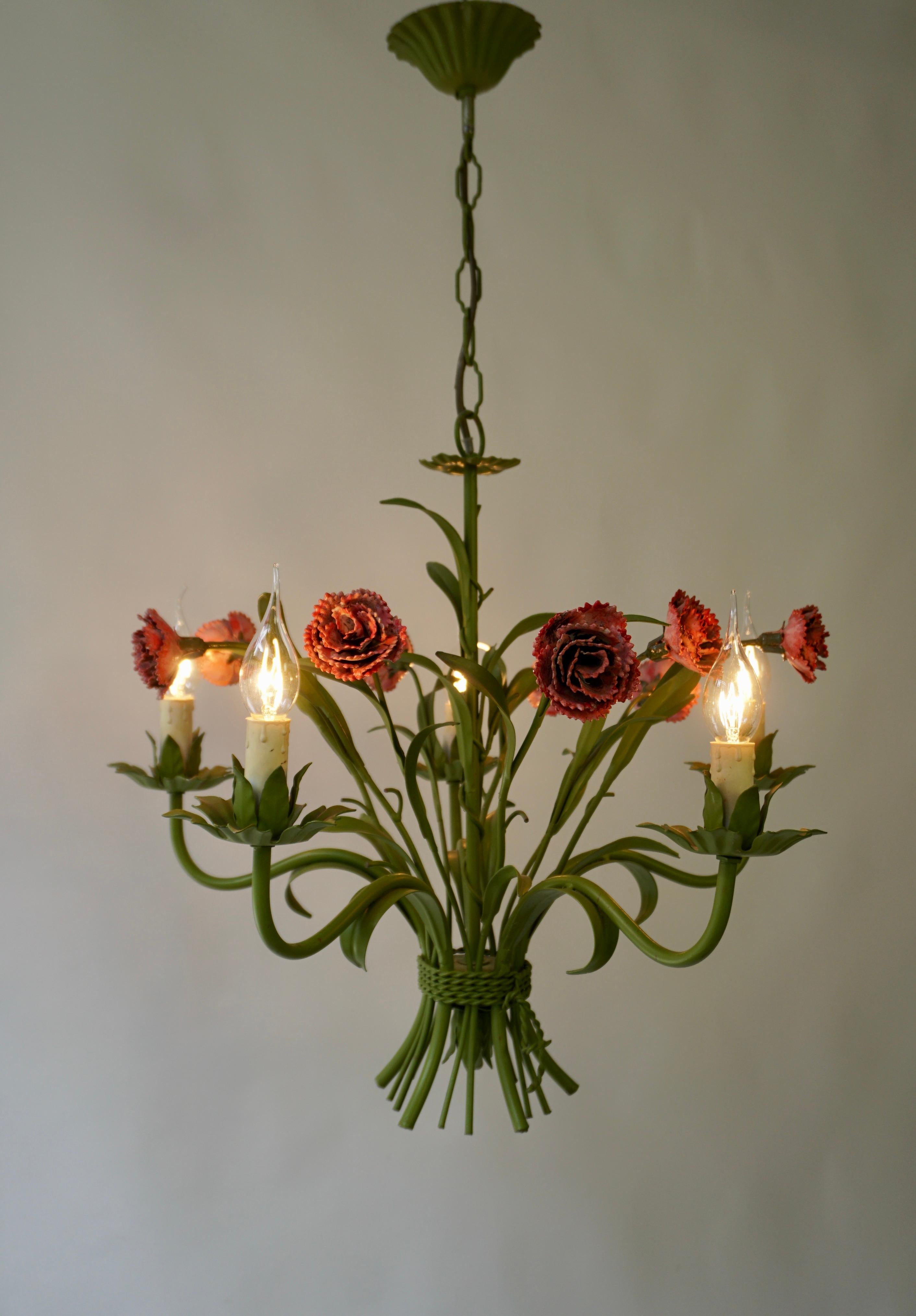 Lustre à cinq lumières en forme de fleur de la Tole italienne du milieu du siècle dernier en vente 4