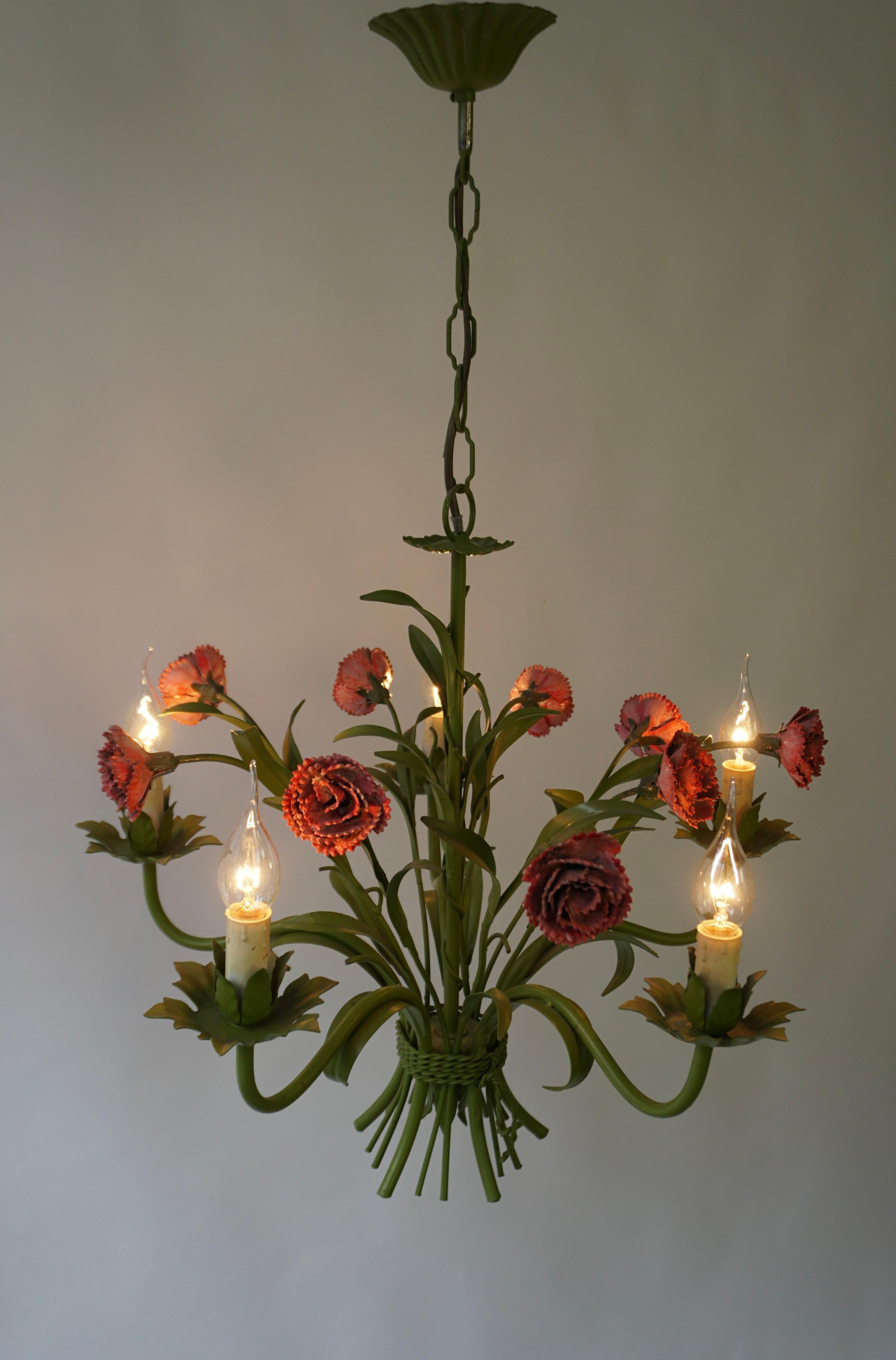 Hollywood Regency Lustre à cinq lumières en forme de fleur de la Tole italienne du milieu du siècle dernier en vente