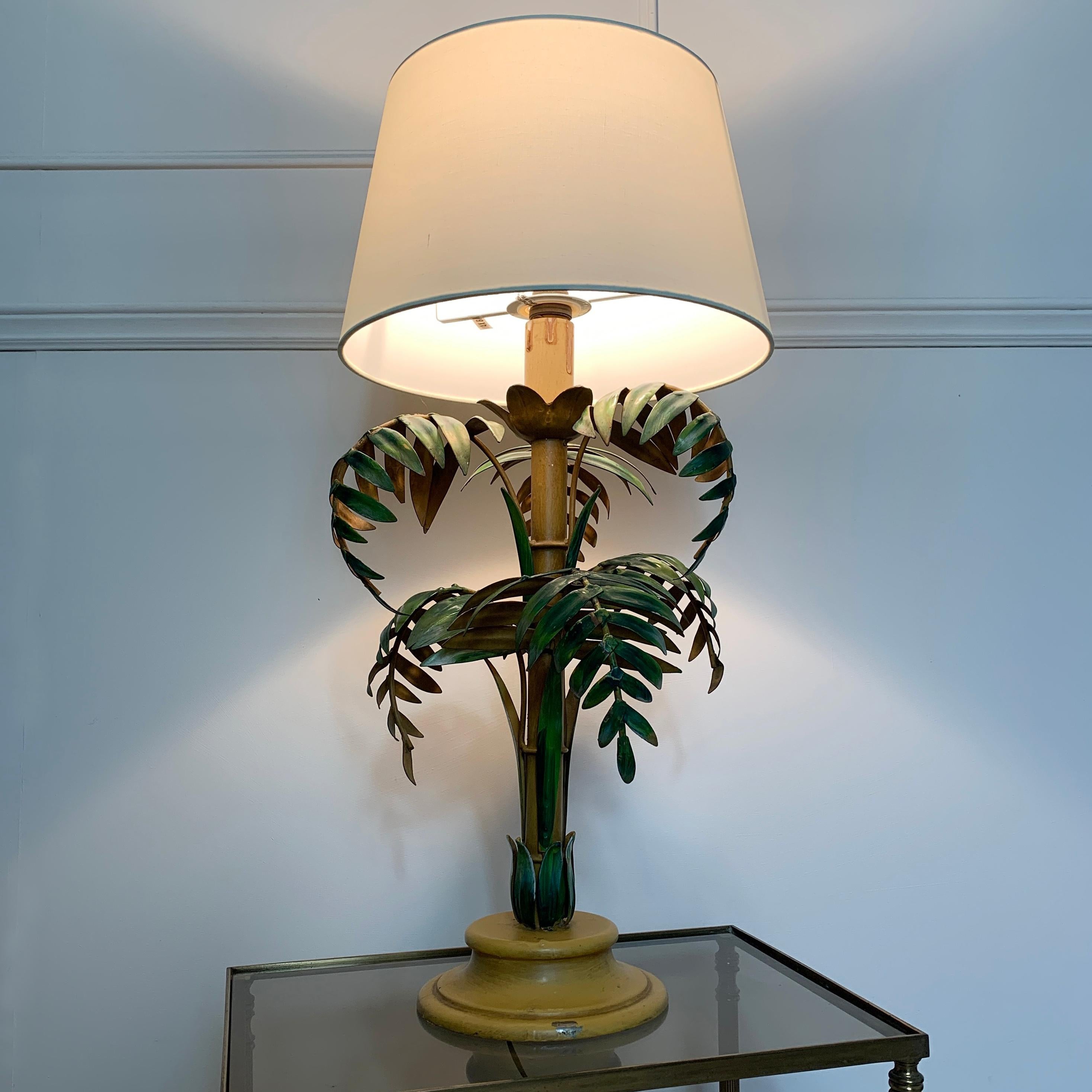 Midcentury, tole palm tree table lamp, circa 1950s.
Fantastic faux bamboo main stem with branches of palm leaves all around. There is a small faux candle and single lamp holder at the top, this takes a standard b27 (bayonet bulb).
There some small
