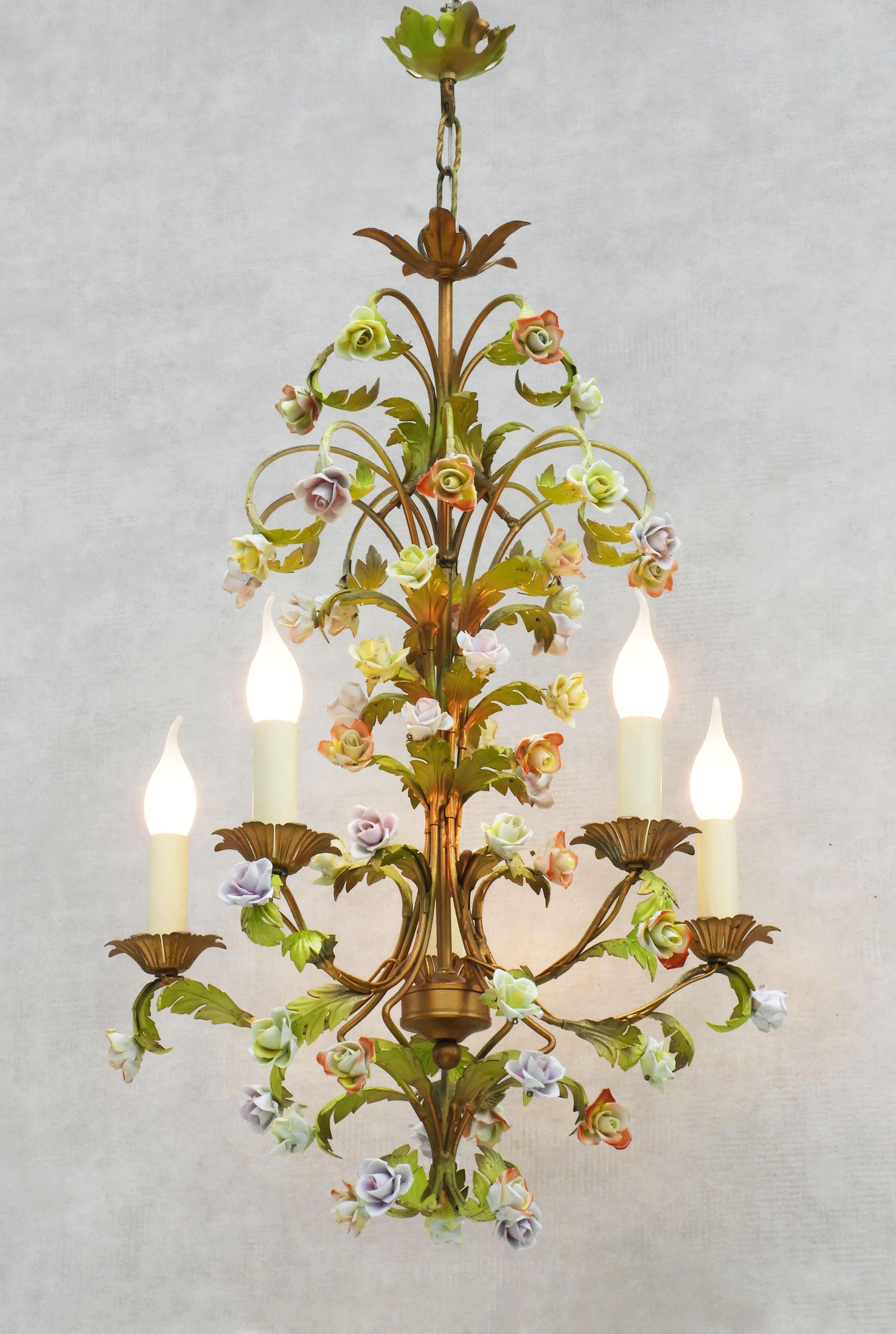 Midcentury Toleware Chandelier with Porcelaine Rose Pampilles circa 1950s France In Good Condition In Trensacq, FR