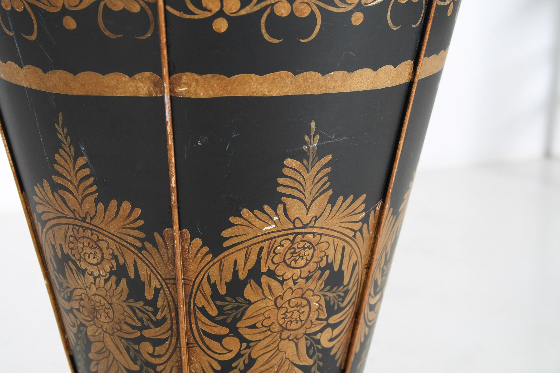 Paragüero de Palo de Toleware de Mediados de Siglo Pintado a Mano en Oro sobre Negro en venta 2