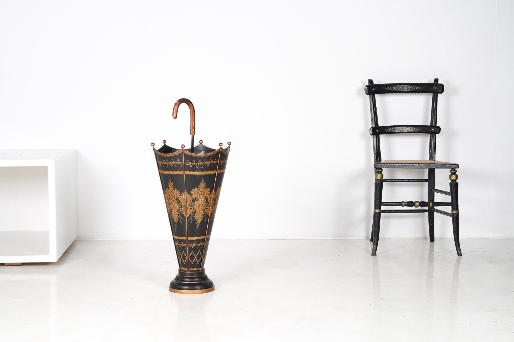 Paragüero de Palo de Toleware de Mediados de Siglo Pintado a Mano en Oro sobre Negro Artes y manualidades en venta