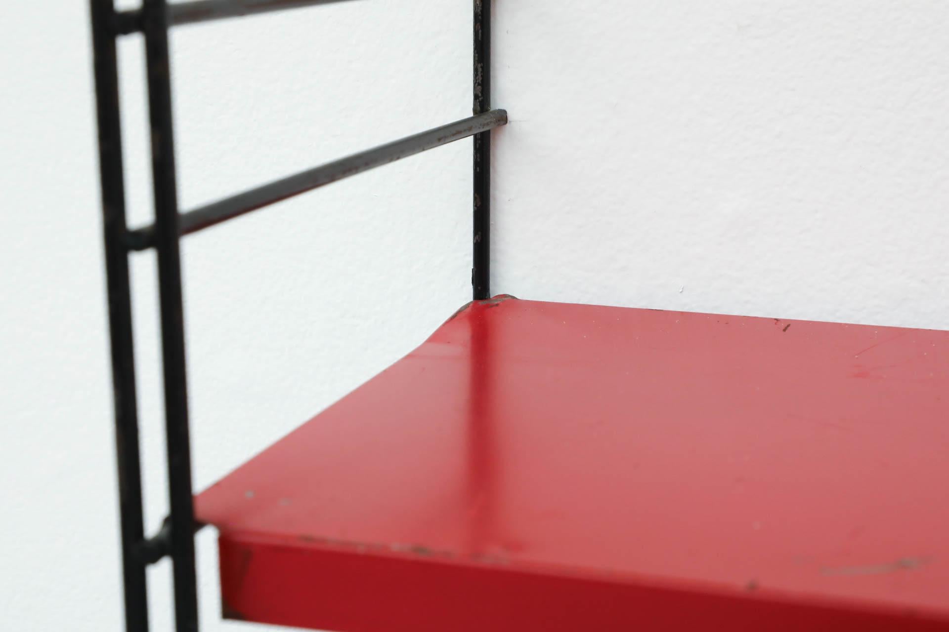 Étagères multicolores de style Tomado du milieu du siècle dernier avec étagères rouges et grises 2
