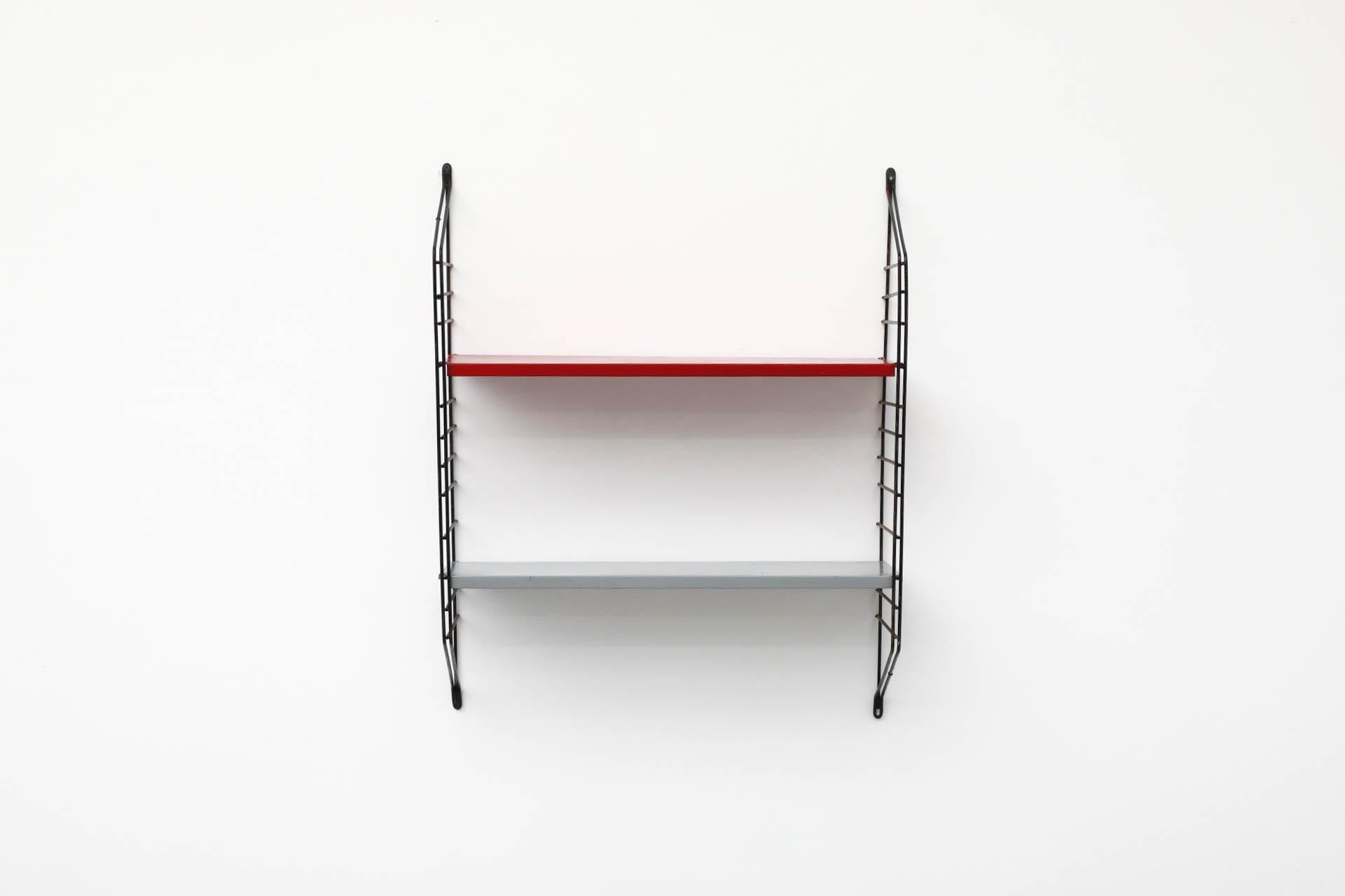 Mid-Century Modern Étagères multicolores de style Tomado du milieu du siècle dernier avec étagères rouges et grises