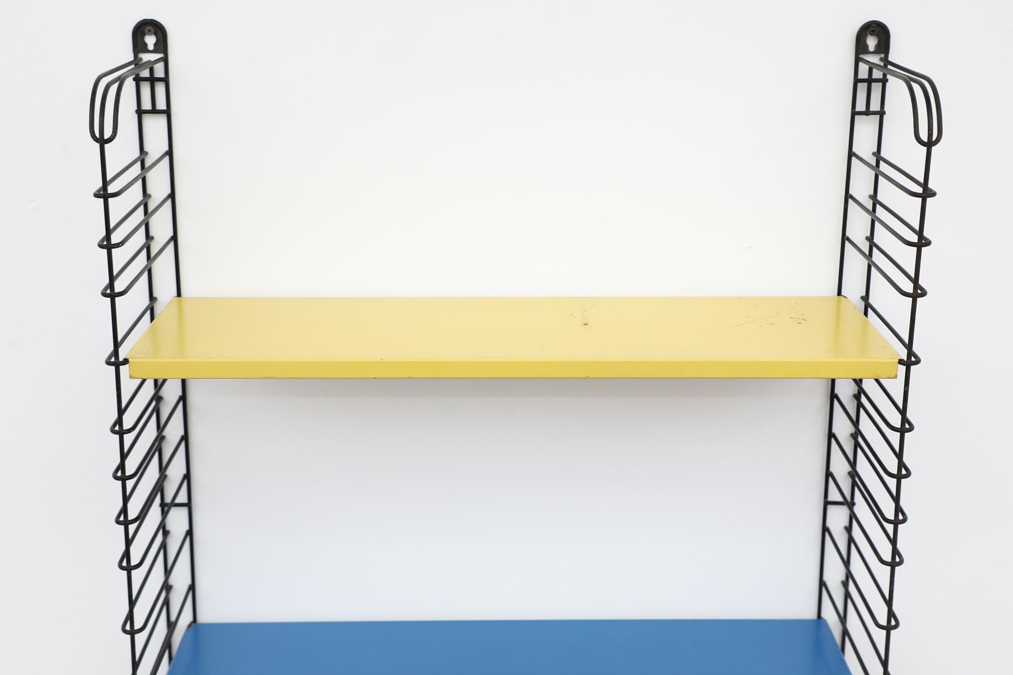 Estantería industrial de mediados de siglo Tomado amarillo y azul Moderno de mediados de siglo en venta