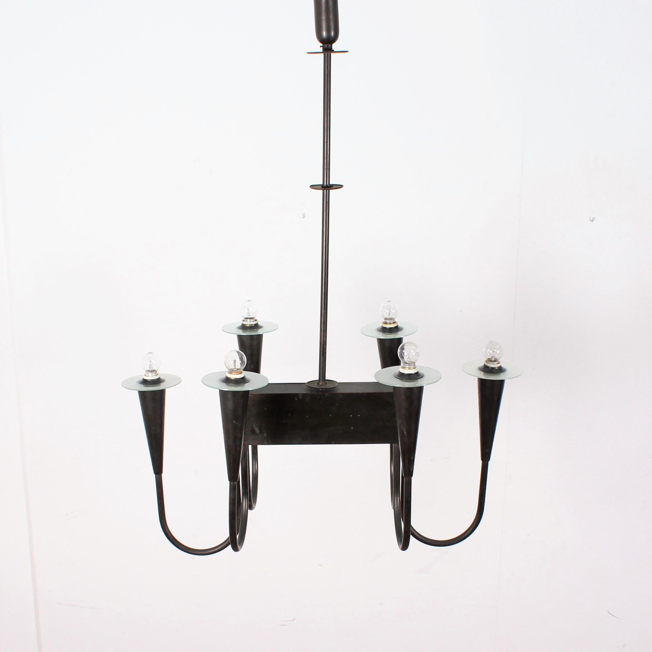 Elegant and rationalist large chandelier in black lacquered brass with glass discs, attributed to Tomaso Buzzi, 1940s, Italy.
There are some marks on the metal surface and on the edges of some glass discs. These defects are visible in the