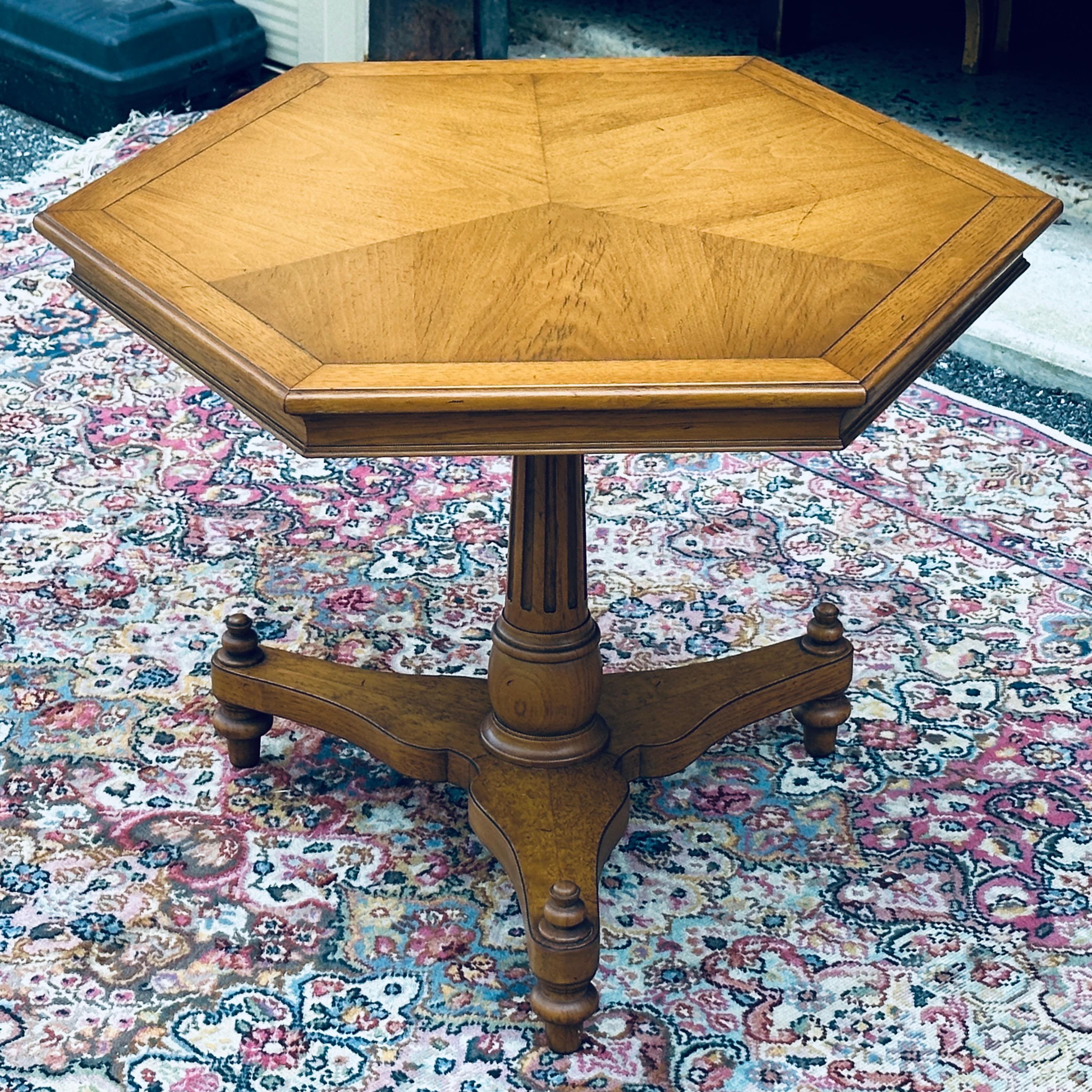 Mesa auxiliar de pedestal hexagonal Tomlinson Pavane de mediados de siglo en venta 4