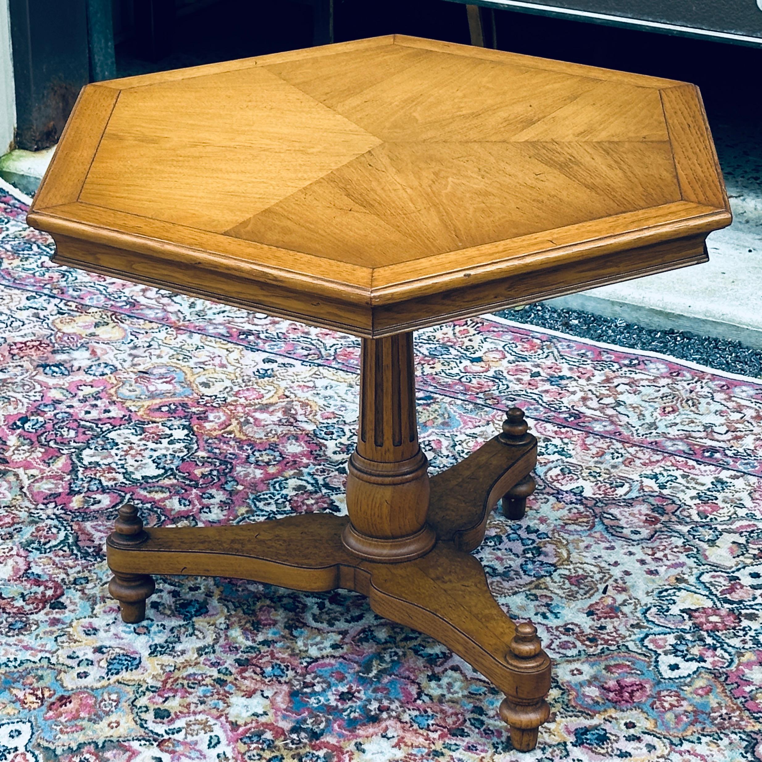 Mesa auxiliar de pedestal hexagonal Tomlinson Pavane de mediados de siglo Regencia de Hollywood en venta